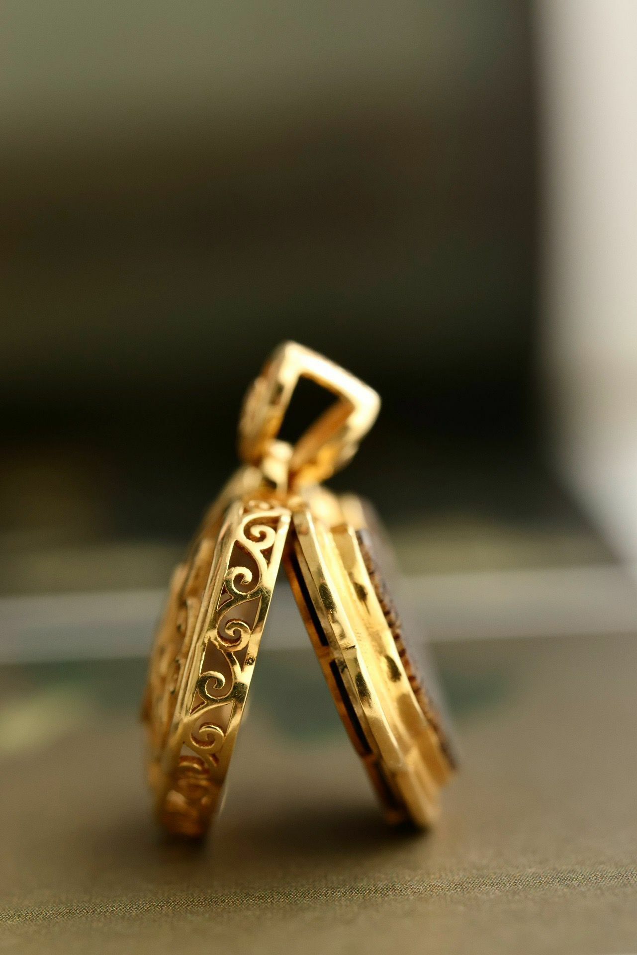 Nha Trang Che Nan "Ruyi Lock" pendant