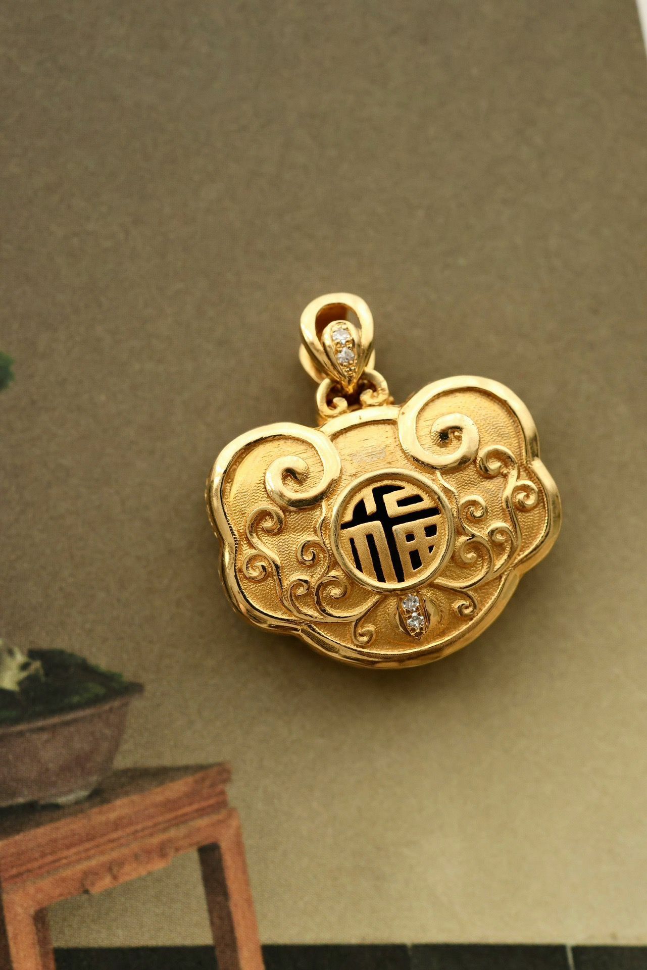 Nha Trang Che Nan "Ruyi Lock" pendant