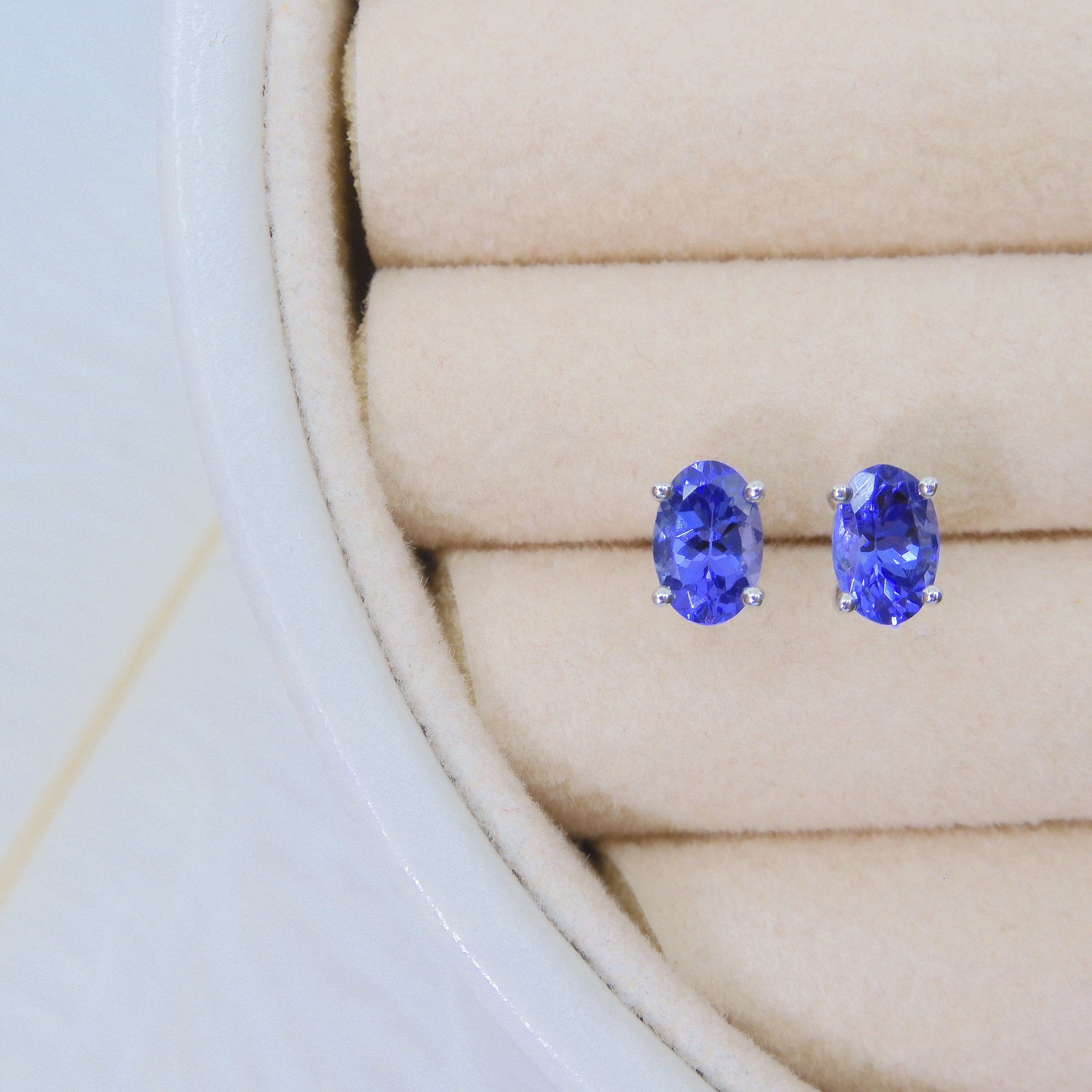 18K 金 1.03ct 坦桑石耳釘