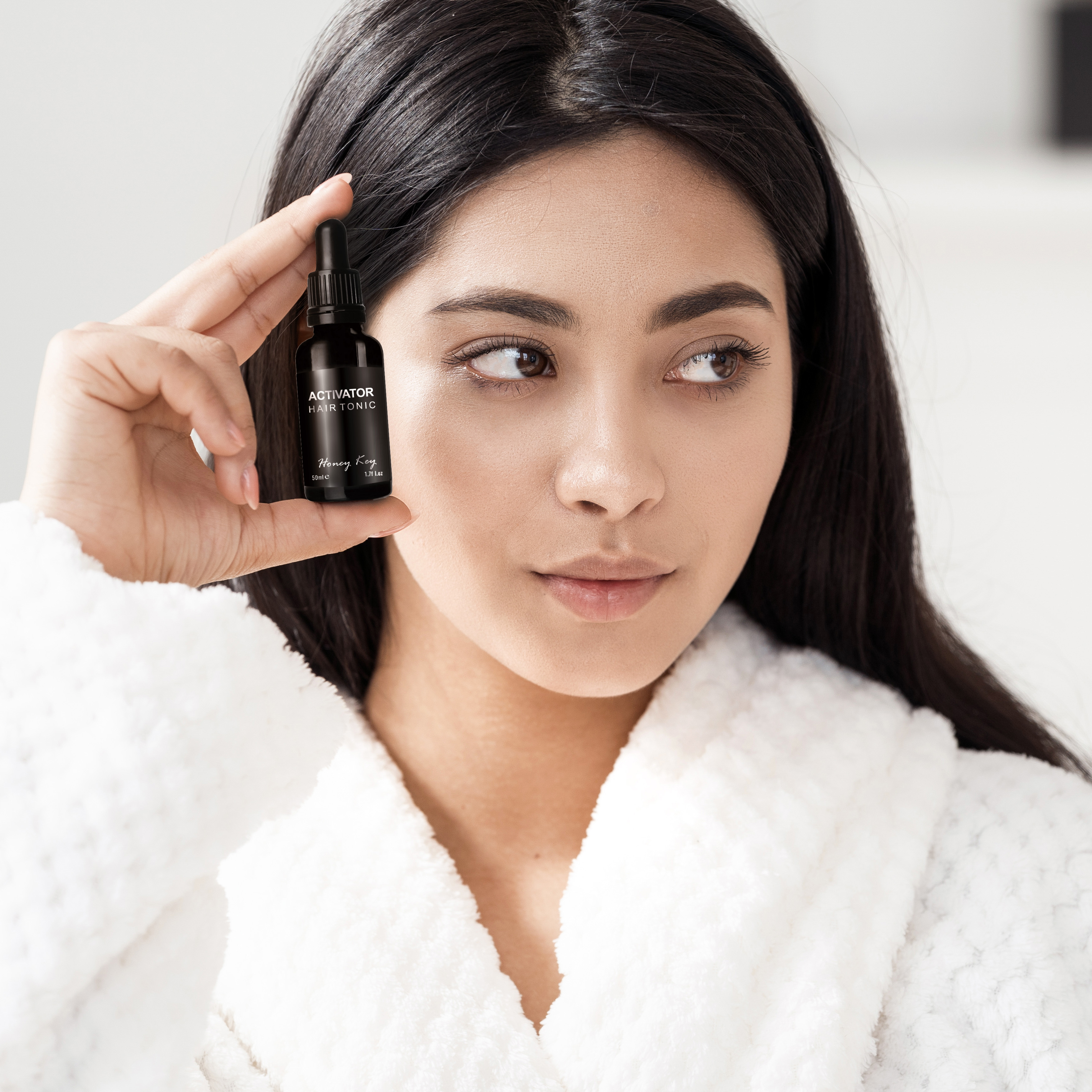 模特兒手裡拿著活黑胜肽安瓶