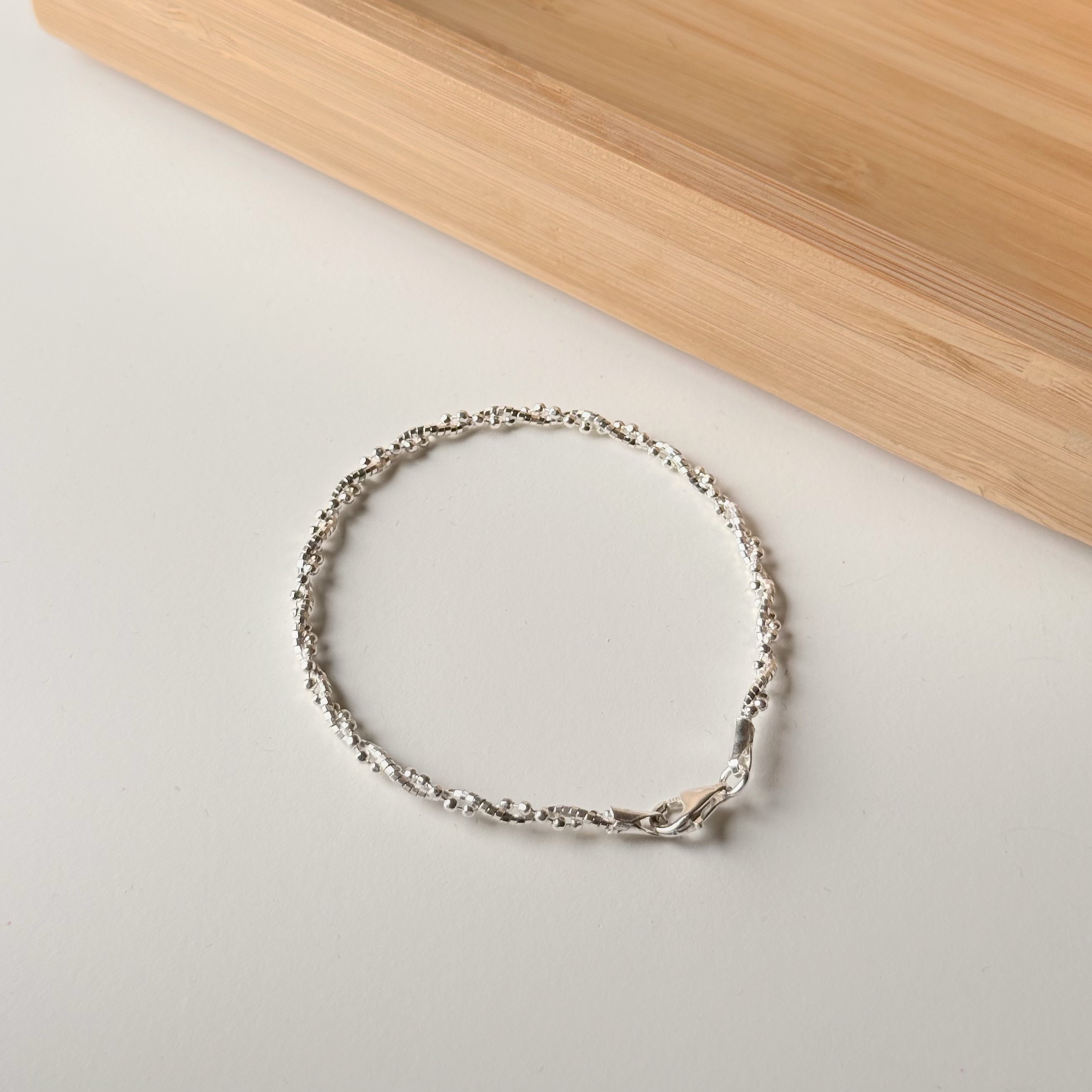 F07周圍．扭結小球純銀軟式手環