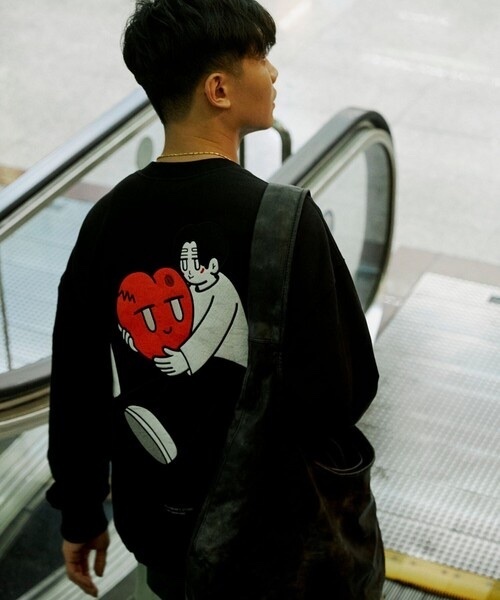Kurt Wu / two side hug heart 刺繍 CREW SWEAT