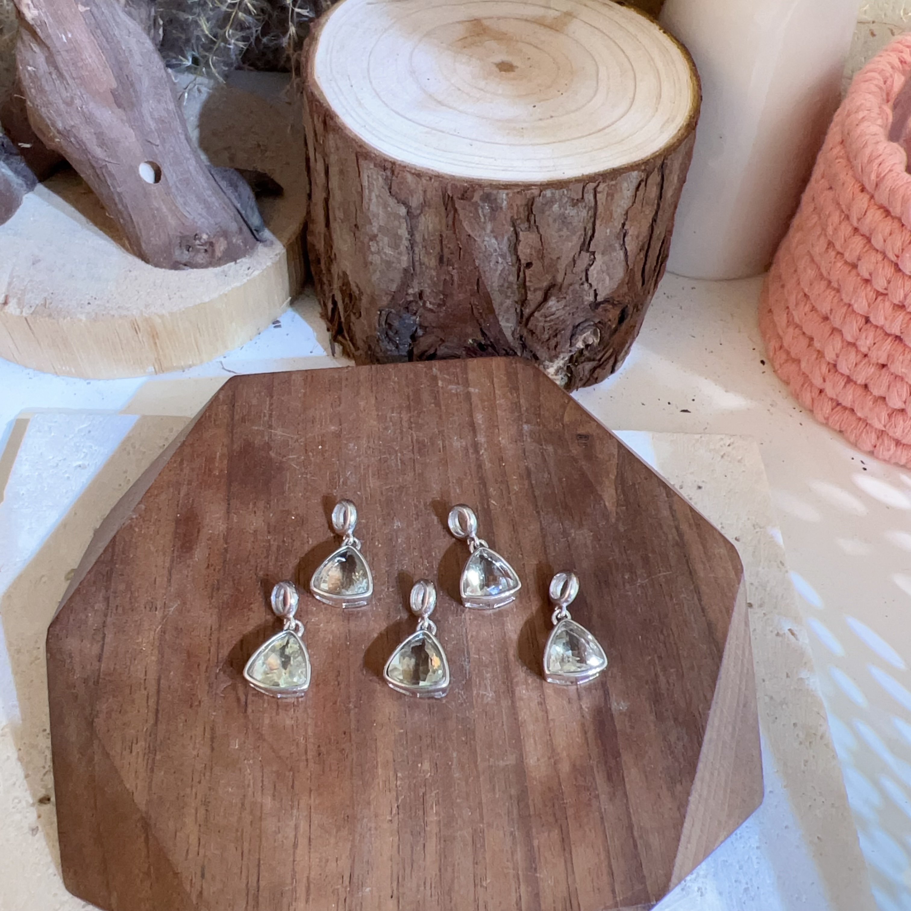 純銀扣利比亞隕石三角形鑽切小吊墜 （銀色）