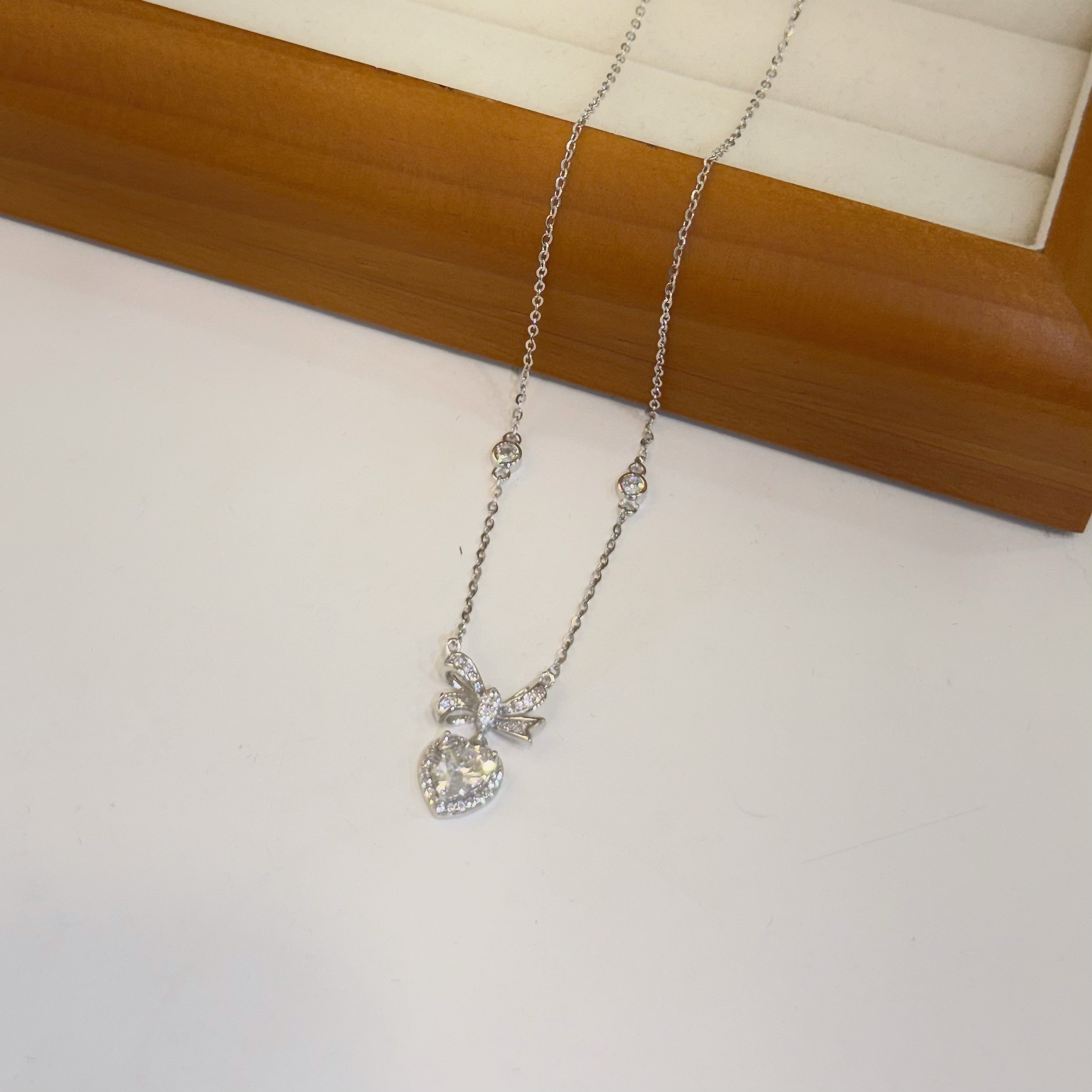 Y08【輕奢】滿鑽蝴蝶結愛心純銀鎖骨鏈