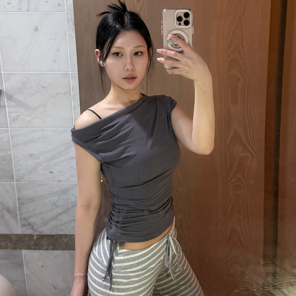 斜肩縮褶上衣