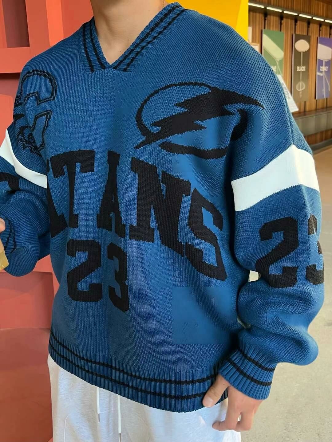 V領英文字針織衫 COVILL-142T