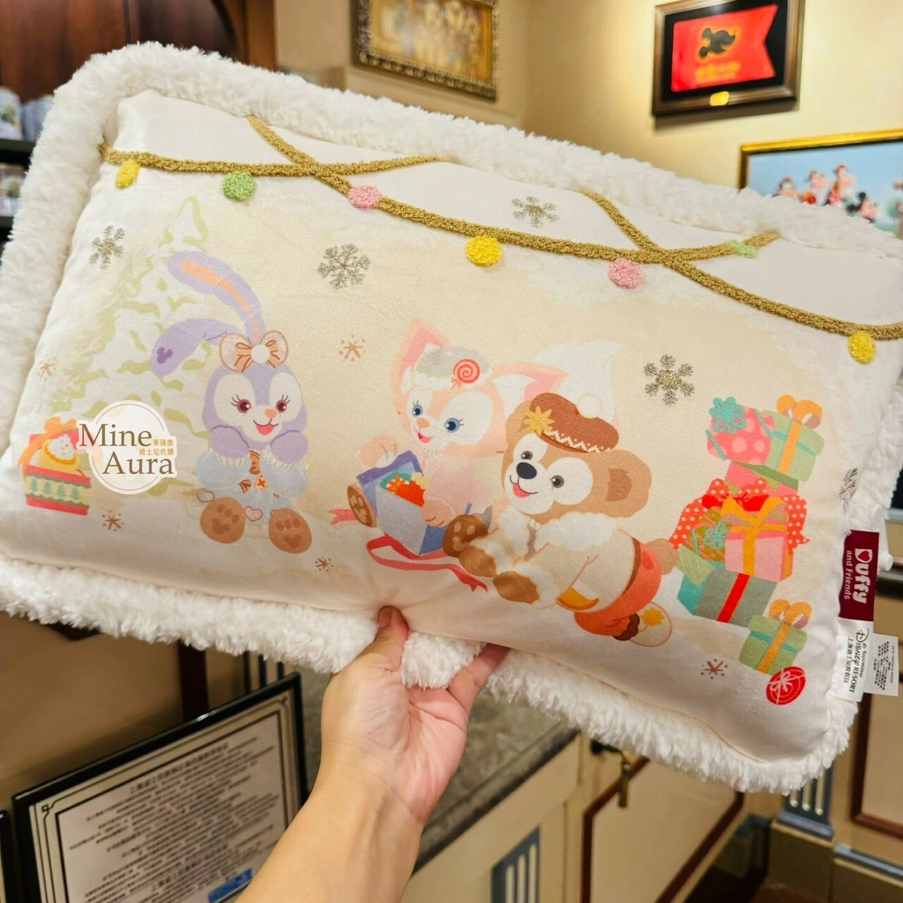 (限時特價) 2024 冬日 達菲 Duffy 與好友們 圖案 抱枕 靠墊 枕頭 -上海迪士尼樂園