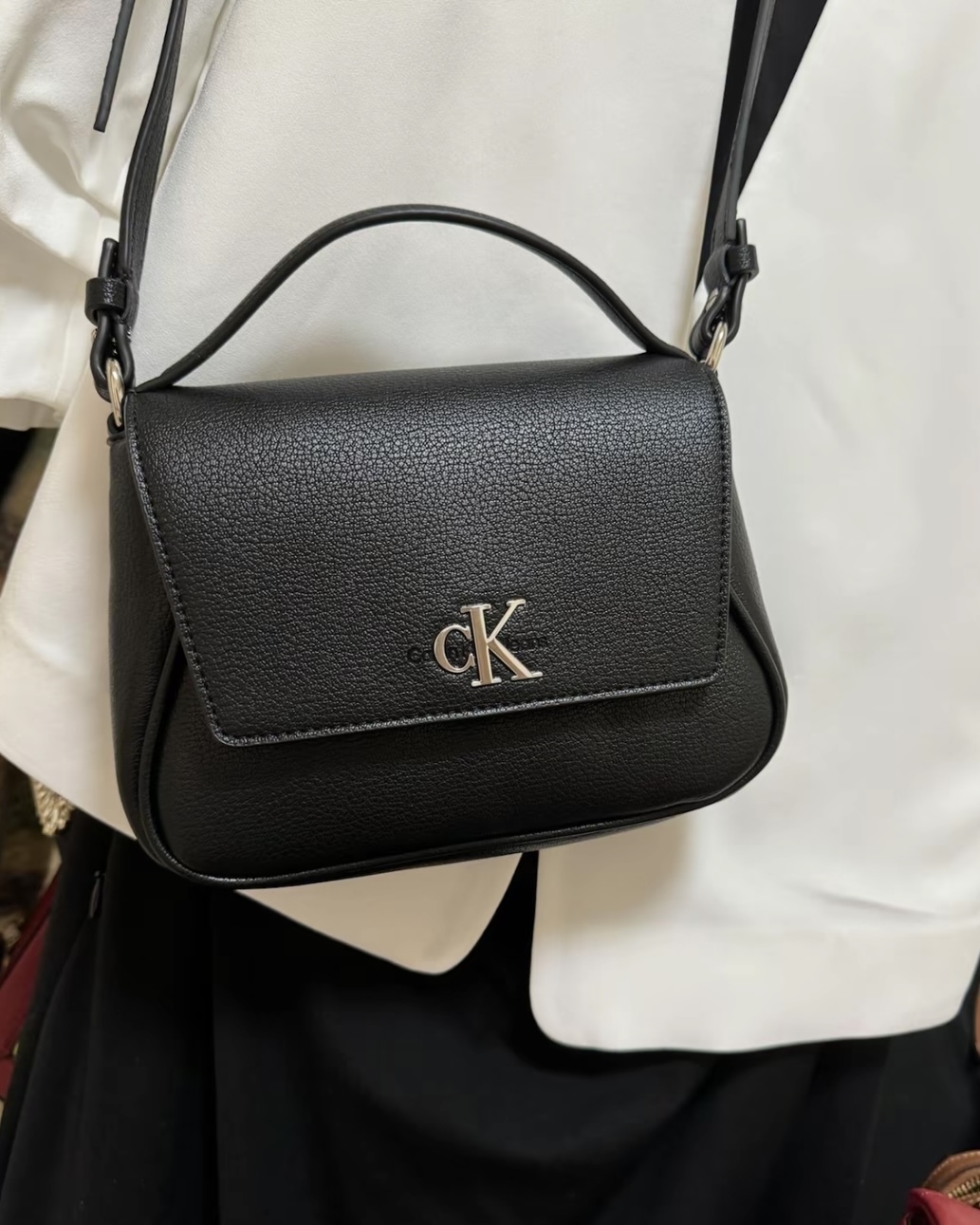 <寶怪 雅賢同款>Calvin Klein CK 簡約 金屬 Logo 荔枝皮革 手提包 單肩包 兩色