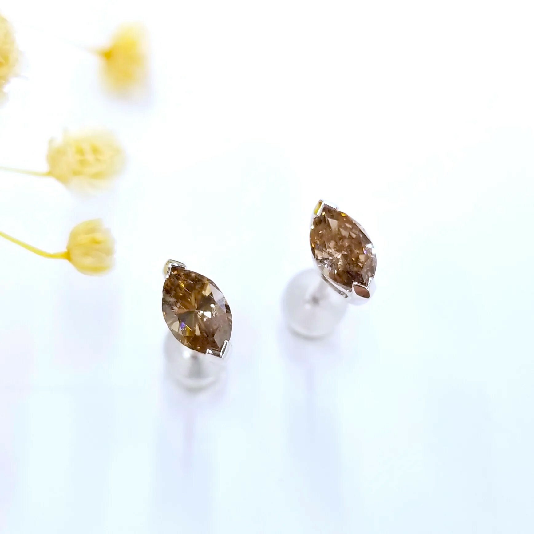 全新18K白金【主石1卡3份欖尖形咖啡鑽】耳環