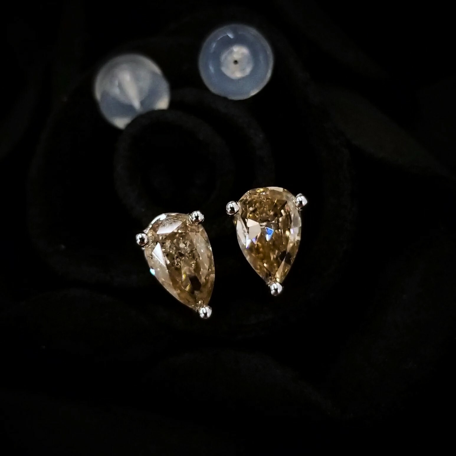全新18K白金【主石1卡3份梨形咖啡鑽石】耳環