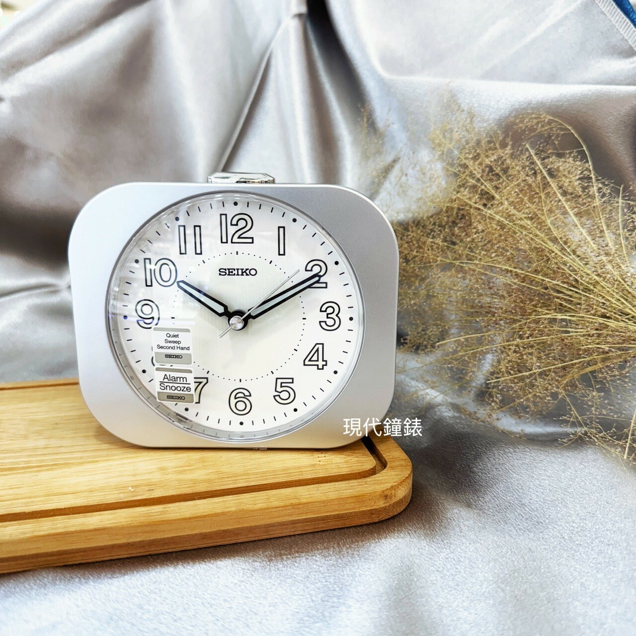 【SEIKO 精工】日本精工嗶嗶聲靜音貪睡鬧鐘 QHE206S 9.9X11.3cm 現代鐘錶