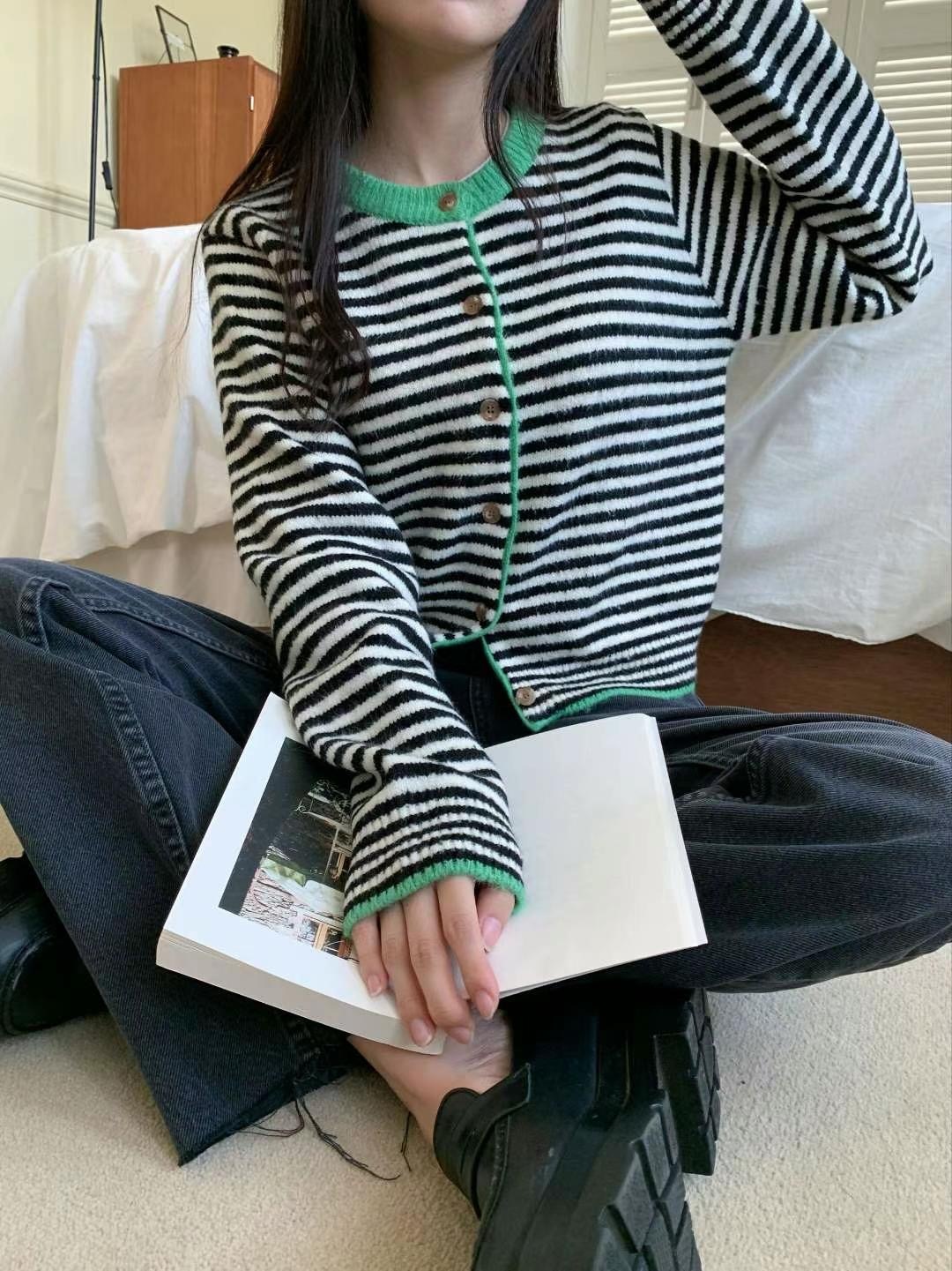 復古條紋撞色圓領針織