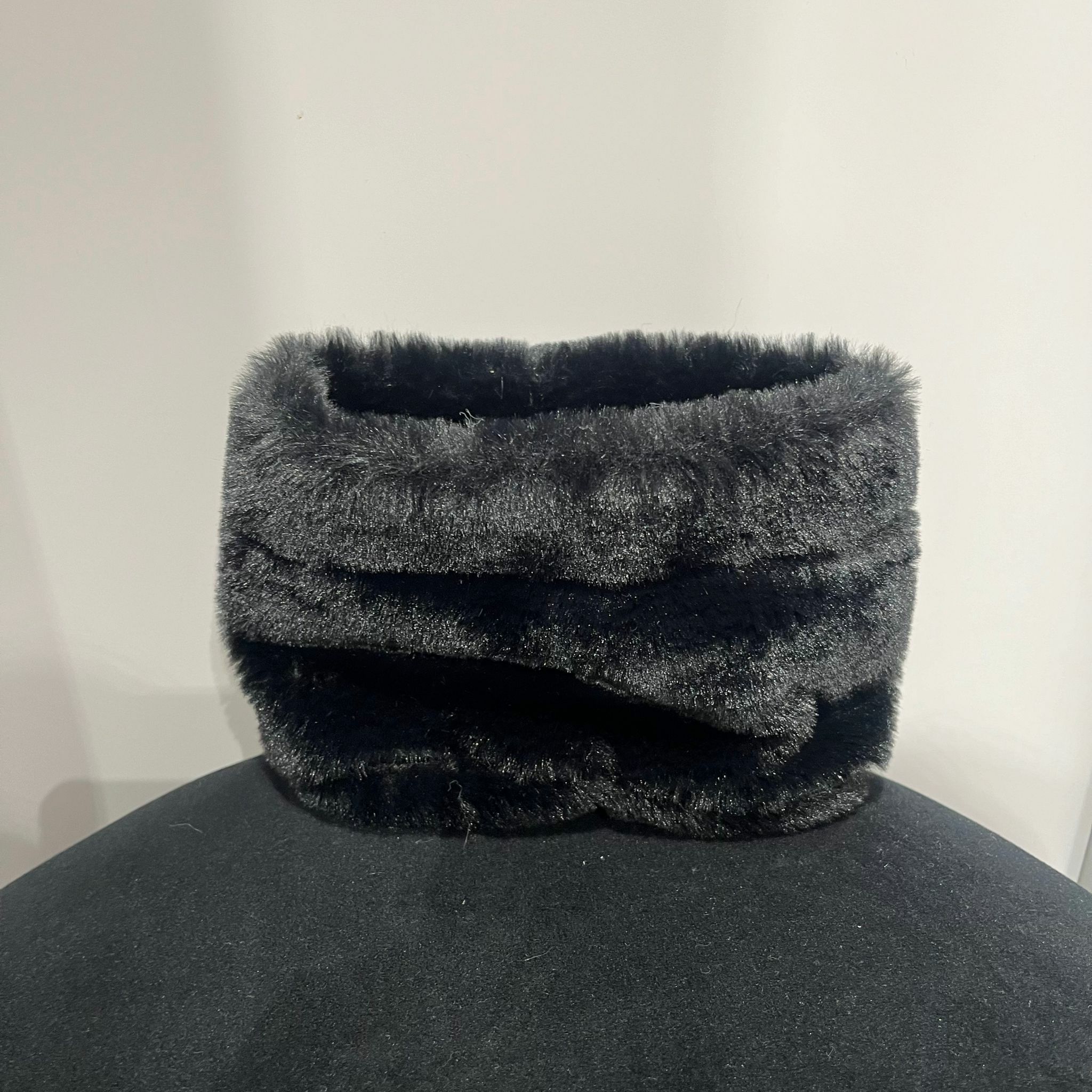 1RS1116-076 [ROSANTICA] Holli Removable Pouch Fluffy Black (B-K11-E)