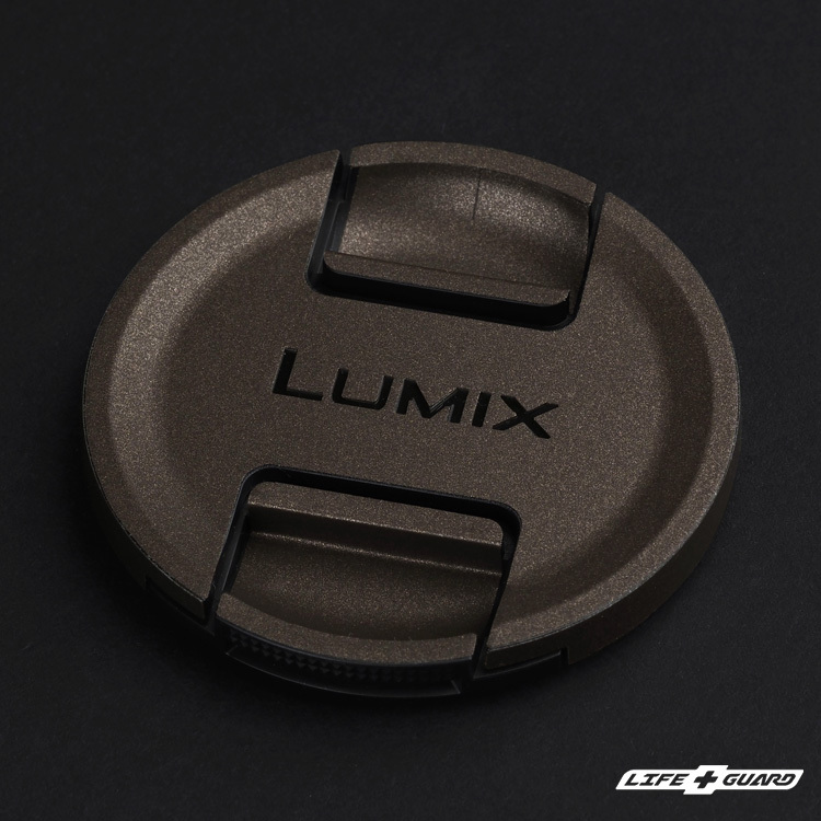 Panasonic LUMIX S 18-40mm 貼膜質感鏡頭蓋特寫，LIFE+GUARD 設計風格