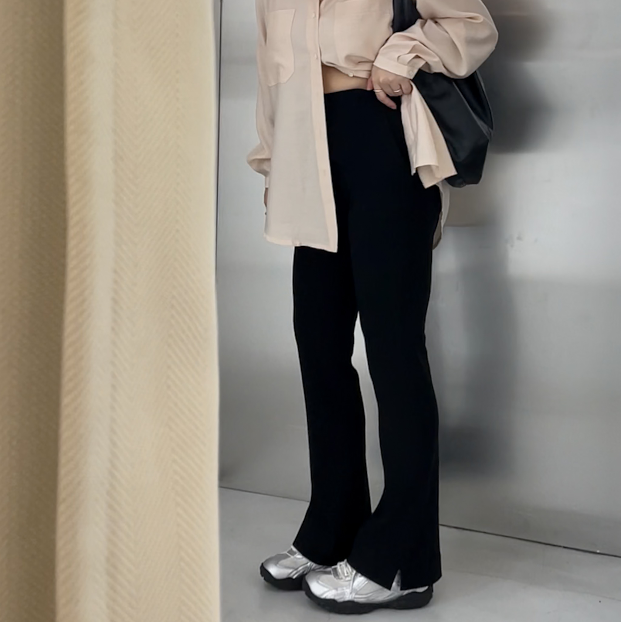 N21沒有磨毛的2.0褲管開衩瘦瘦褲(S/M，米杏加開)