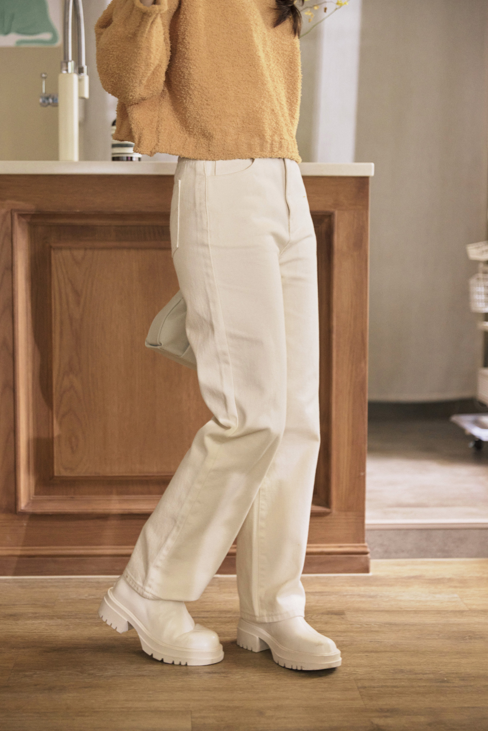 翹臀奶油直腿褲