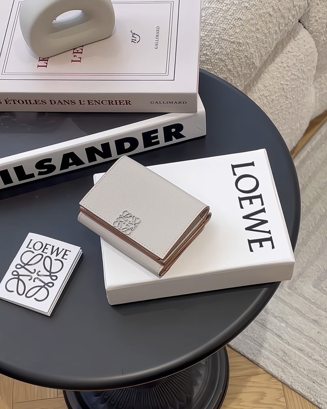 LOEWE｜卵石紋小牛皮三折短夾 淺幽靈色