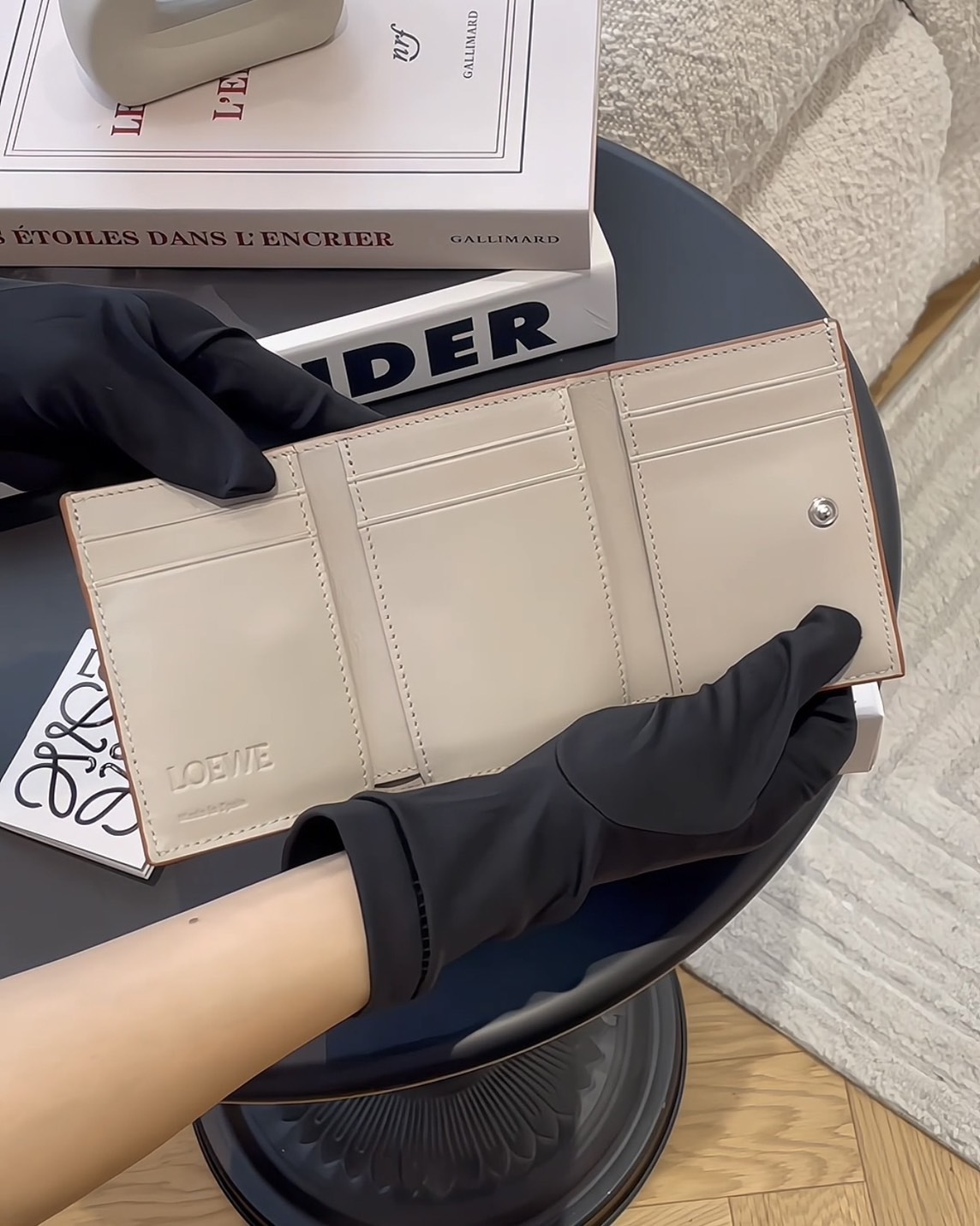 LOEWE｜卵石紋小牛皮三折短夾 淺幽靈色