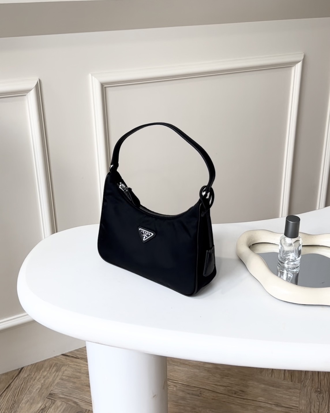 PRADA｜2005皮革背帶腋下包 黑色