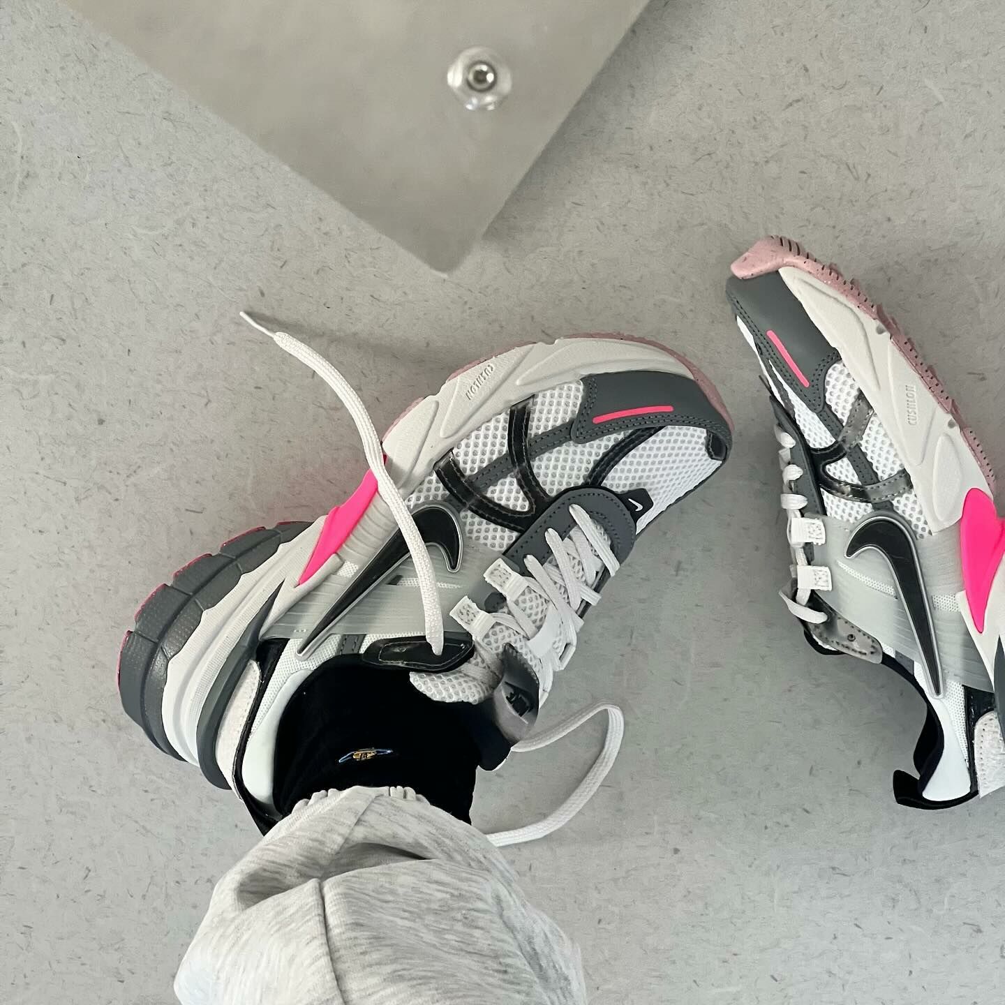 Nike V2K Run 白色 灰粉 復古 休閒鞋 FZ5061-100