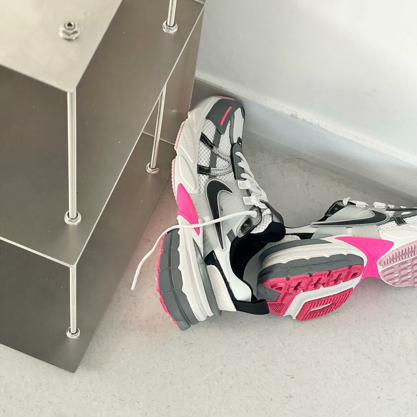 Nike V2K Run 白色 灰粉 復古 休閒鞋 FZ5061-100