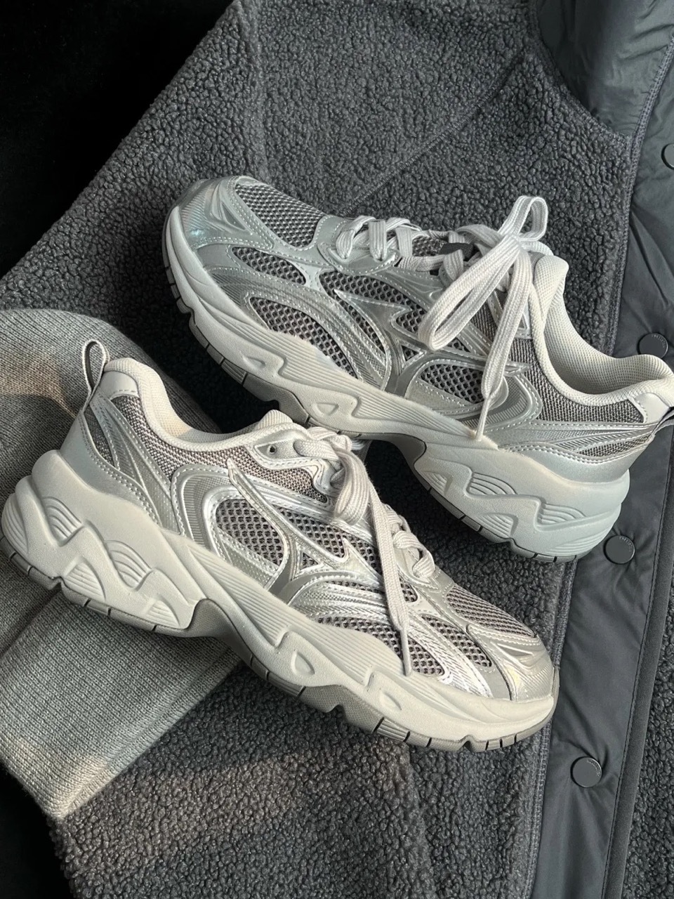 MIZUNO TRAINER 2K V2 銀灰 煙灰銀 復古 男女鞋 D1GH250401 / 現貨