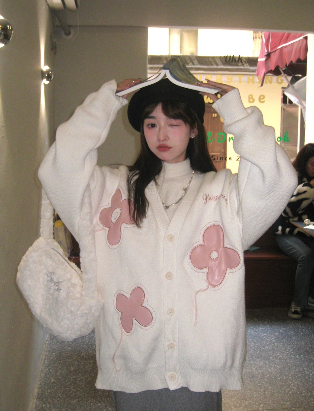 HARSH AND CRUEL 塗鴉花朵流蘇毛邊針織衫 (黑/米白)