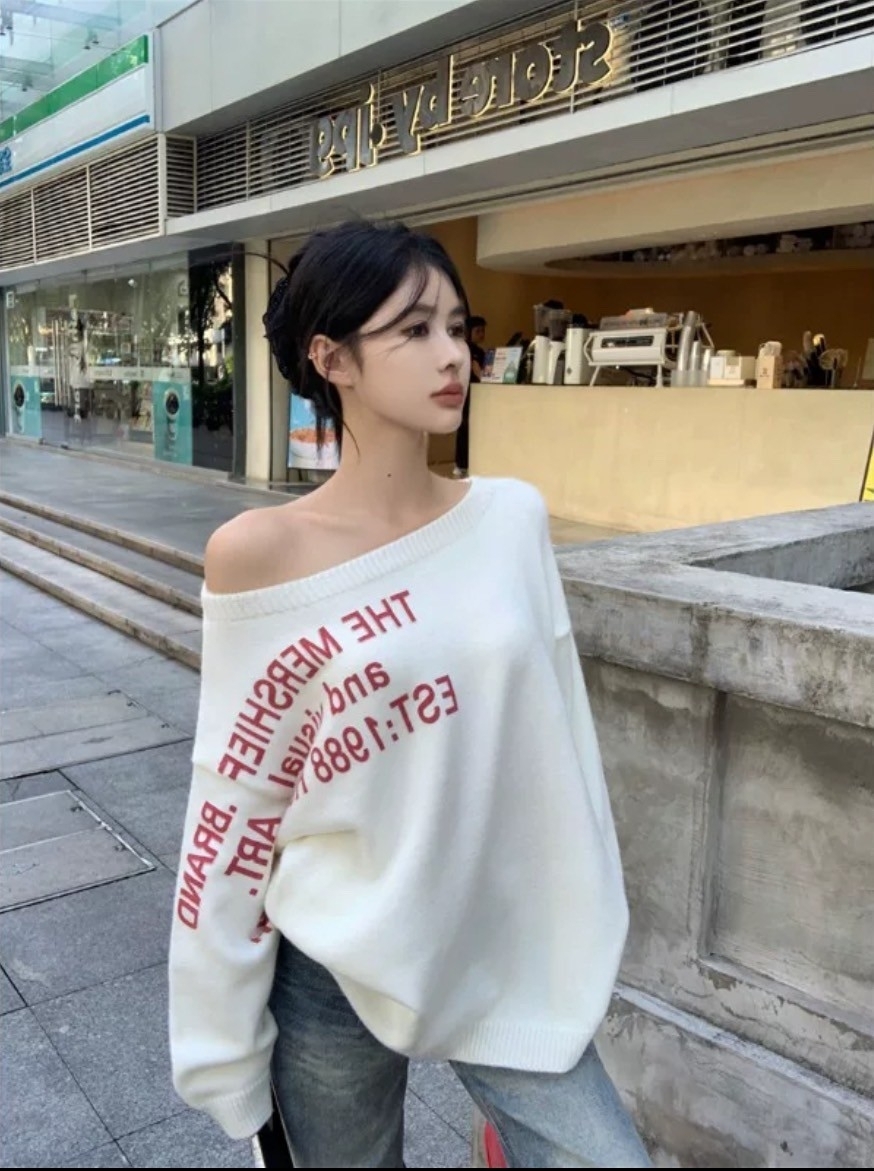 斜肩字母毛衣