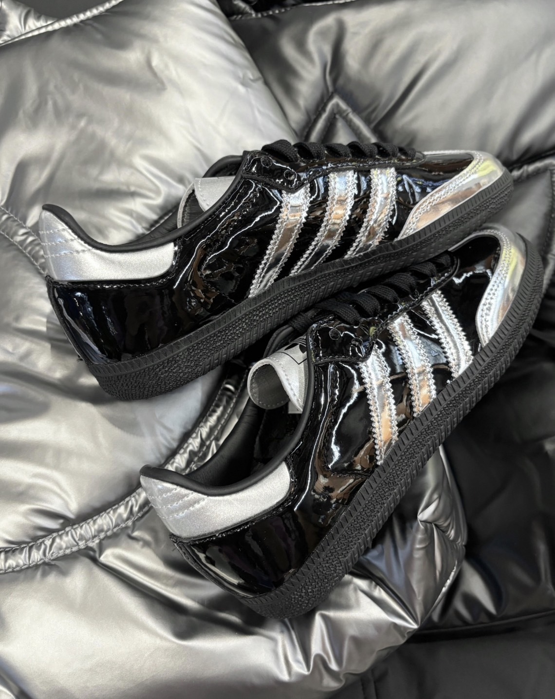 預購 ATMOS X ADIDAS SAMBA OG TUXEDO 亮銀黑 漆皮 液態銀