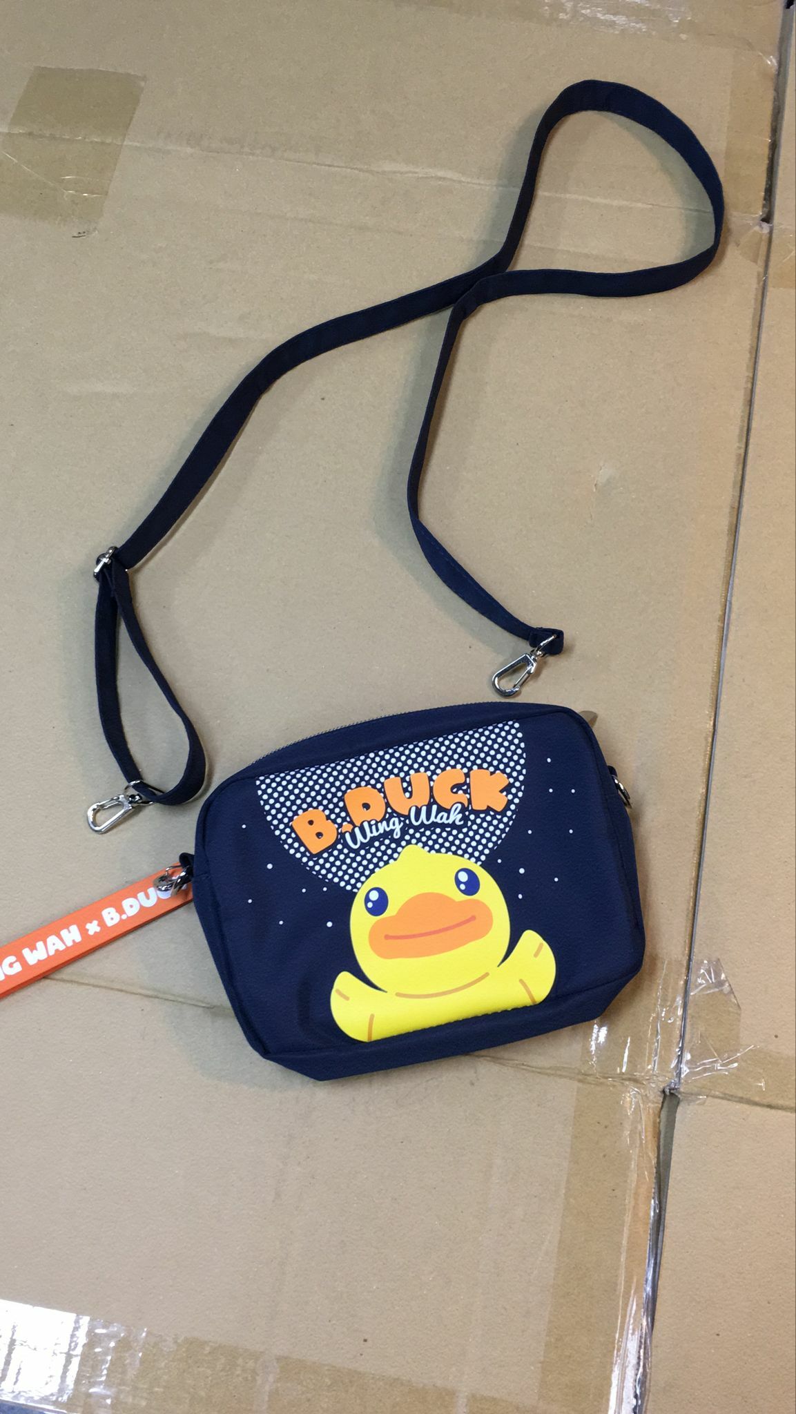 B.DUCK SHOULDER BAG(此為清貨價貨品不設退換）(AT11 270)