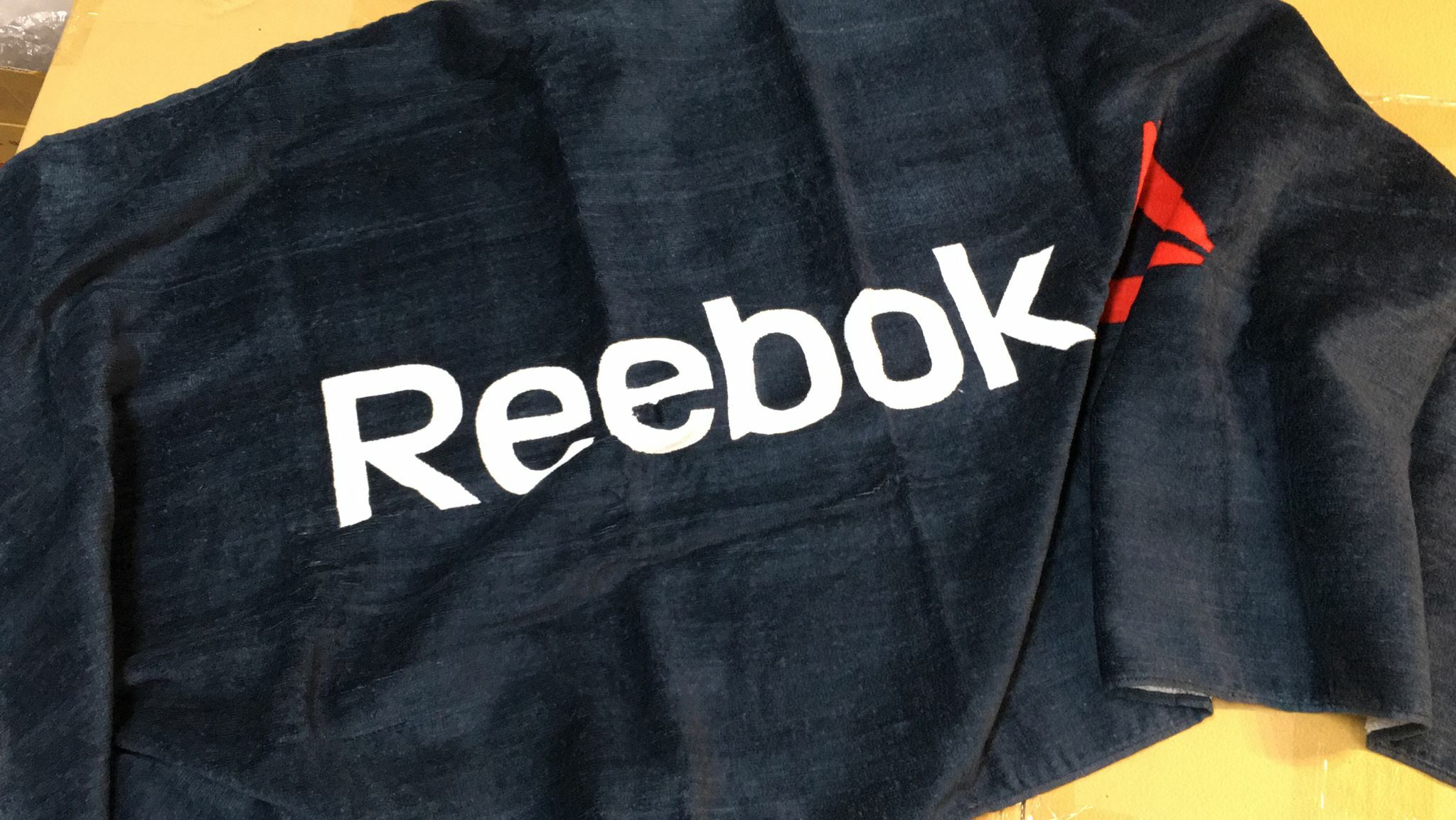 現貨 REEBOK 大毛巾(此為清貨價貨品不設退換） (AT11 271)
