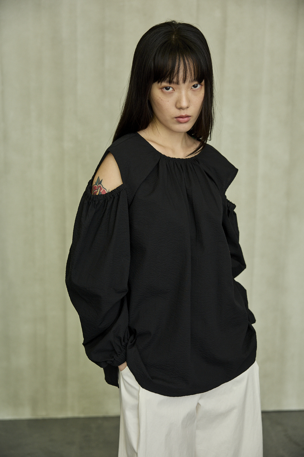 黑色圓領露肩抽皺上衣