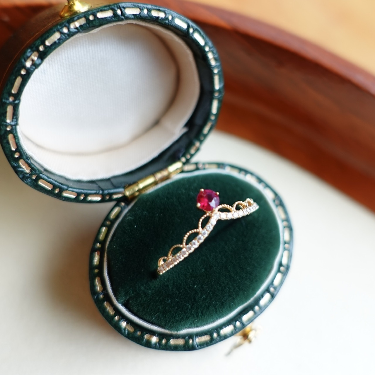 18K金蕾絲鑲鑽紅寶石線戒