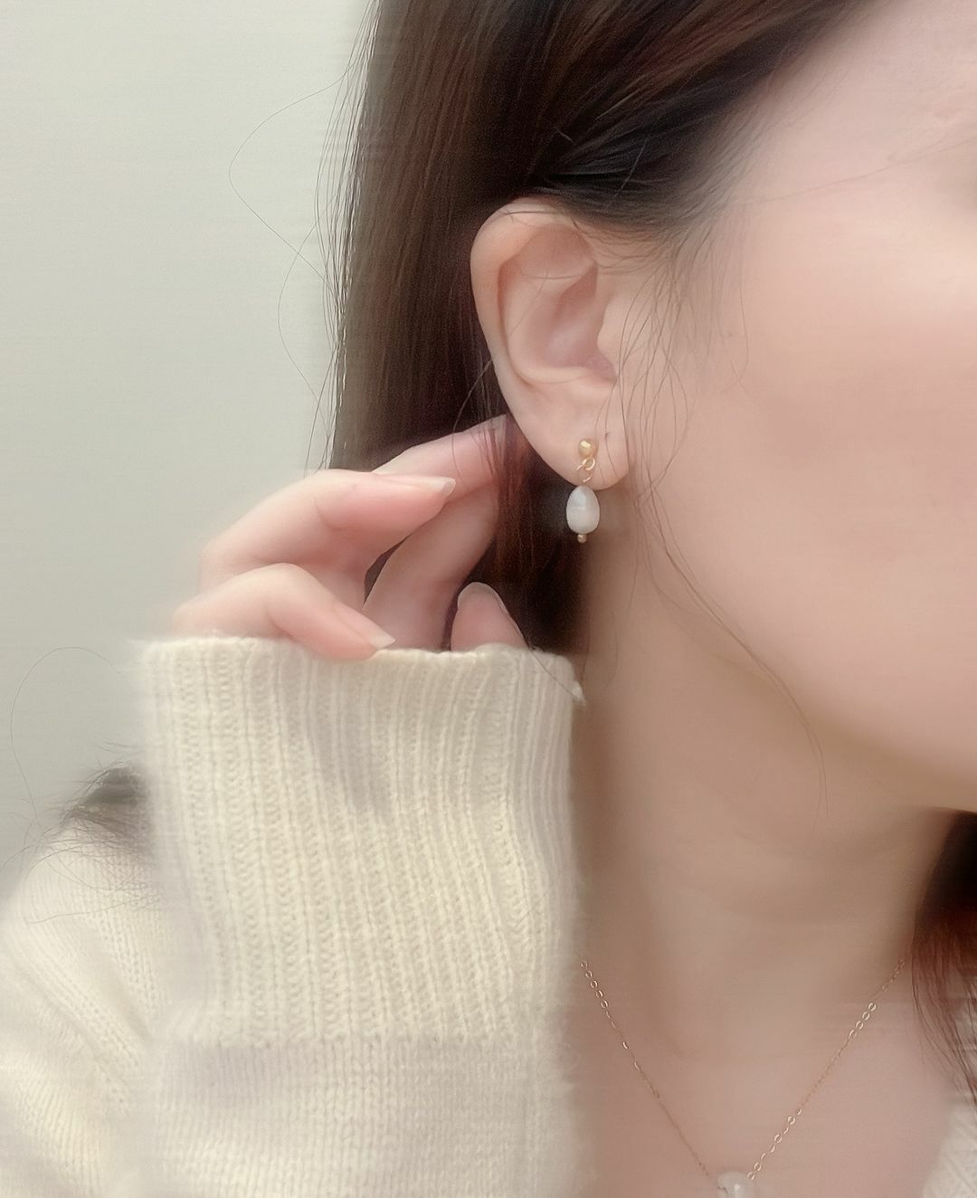 好喜歡每顆都不一樣線條的巴洛克珍珠🫧 我發現我這麼喜歡的原因 正是因為不特別打磨成完美的圓形 就是喜歡他原本不是”完美”的模樣 而這種不完美，我覺得才是一種”完美”💗  { 巴洛克時期的藝術風格 } 正是開始追求個人特色、戲劇化、開放式結局、不遵循古代規範等等的風格 很喜歡這樣的不把任何人事物限定於一個框架的感覺🙌🏻  有時候遇到許多生活過的壓力很大、不快樂的人向我傾訴 我發現，好多人沒辦法或不敢聽見自己內在聲音的人 也發現，許多人給自己的人生畫了太多框架 難道一定要左右對稱、方方正正的嗎？  一棵樹的每片葉子都不一樣🌿、天上的雲朵每一朵也不一樣☁️ 不要再因為要畫出很圓的圓形而糾結 你用心畫的圓形，就是最美的圓形🤍 𝑻𝒉𝒆 𝒎𝒐𝒔𝒕 𝒃𝒆𝒂𝒖𝒕𝒊𝒇𝒖𝒍 𝒕𝒉𝒊𝒏𝒈✨