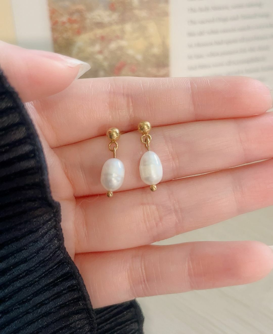 好喜歡每顆都不一樣線條的巴洛克珍珠🫧 我發現我這麼喜歡的原因 正是因為不特別打磨成完美的圓形 就是喜歡他原本不是”完美”的模樣 而這種不完美，我覺得才是一種”完美”💗  { 巴洛克時期的藝術風格 } 正是開始追求個人特色、戲劇化、開放式結局、不遵循古代規範等等的風格 很喜歡這樣的不把任何人事物限定於一個框架的感覺🙌🏻  有時候遇到許多生活過的壓力很大、不快樂的人向我傾訴 我發現，好多人沒辦法或不敢聽見自己內在聲音的人 也發現，許多人給自己的人生畫了太多框架 難道一定要左右對稱、方方正正的嗎？  一棵樹的每片葉子都不一樣🌿、天上的雲朵每一朵也不一樣☁️ 不要再因為要畫出很圓的圓形而糾結 你用心畫的圓形，就是最美的圓形🤍 𝑻𝒉𝒆 𝒎𝒐𝒔𝒕 𝒃𝒆𝒂𝒖𝒕𝒊𝒇𝒖𝒍 𝒕𝒉𝒊𝒏𝒈✨