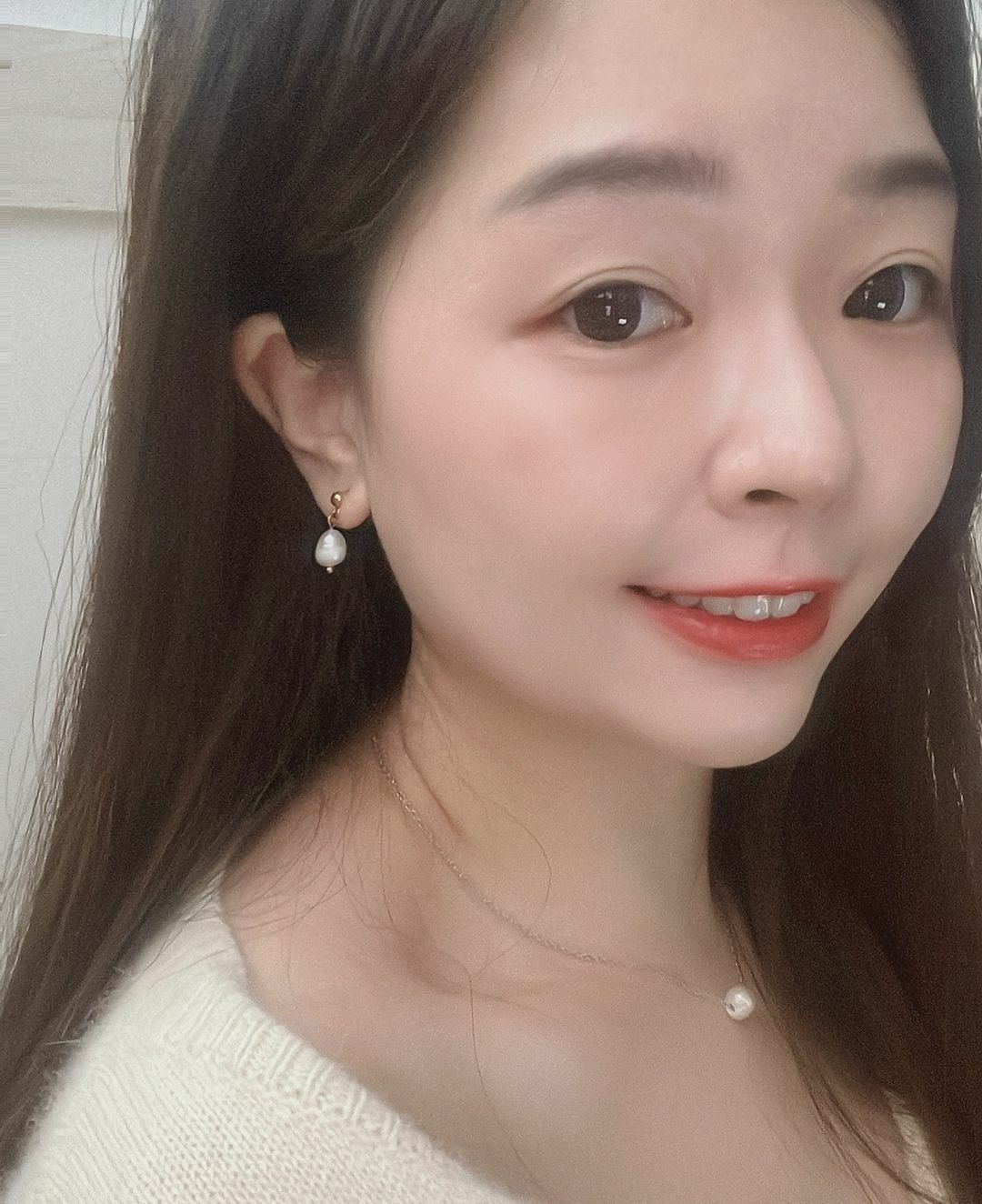 好喜歡每顆都不一樣線條的巴洛克珍珠🫧 我發現我這麼喜歡的原因 正是因為不特別打磨成完美的圓形 就是喜歡他原本不是”完美”的模樣 而這種不完美，我覺得才是一種”完美”💗  { 巴洛克時期的藝術風格 } 正是開始追求個人特色、戲劇化、開放式結局、不遵循古代規範等等的風格 很喜歡這樣的不把任何人事物限定於一個框架的感覺🙌🏻  有時候遇到許多生活過的壓力很大、不快樂的人向我傾訴 我發現，好多人沒辦法或不敢聽見自己內在聲音的人 也發現，許多人給自己的人生畫了太多框架 難道一定要左右對稱、方方正正的嗎？  一棵樹的每片葉子都不一樣🌿、天上的雲朵每一朵也不一樣☁️ 不要再因為要畫出很圓的圓形而糾結 你用心畫的圓形，就是最美的圓形🤍 𝑻𝒉𝒆 𝒎𝒐𝒔𝒕 𝒃𝒆𝒂𝒖𝒕𝒊𝒇𝒖𝒍 𝒕𝒉𝒊𝒏𝒈✨