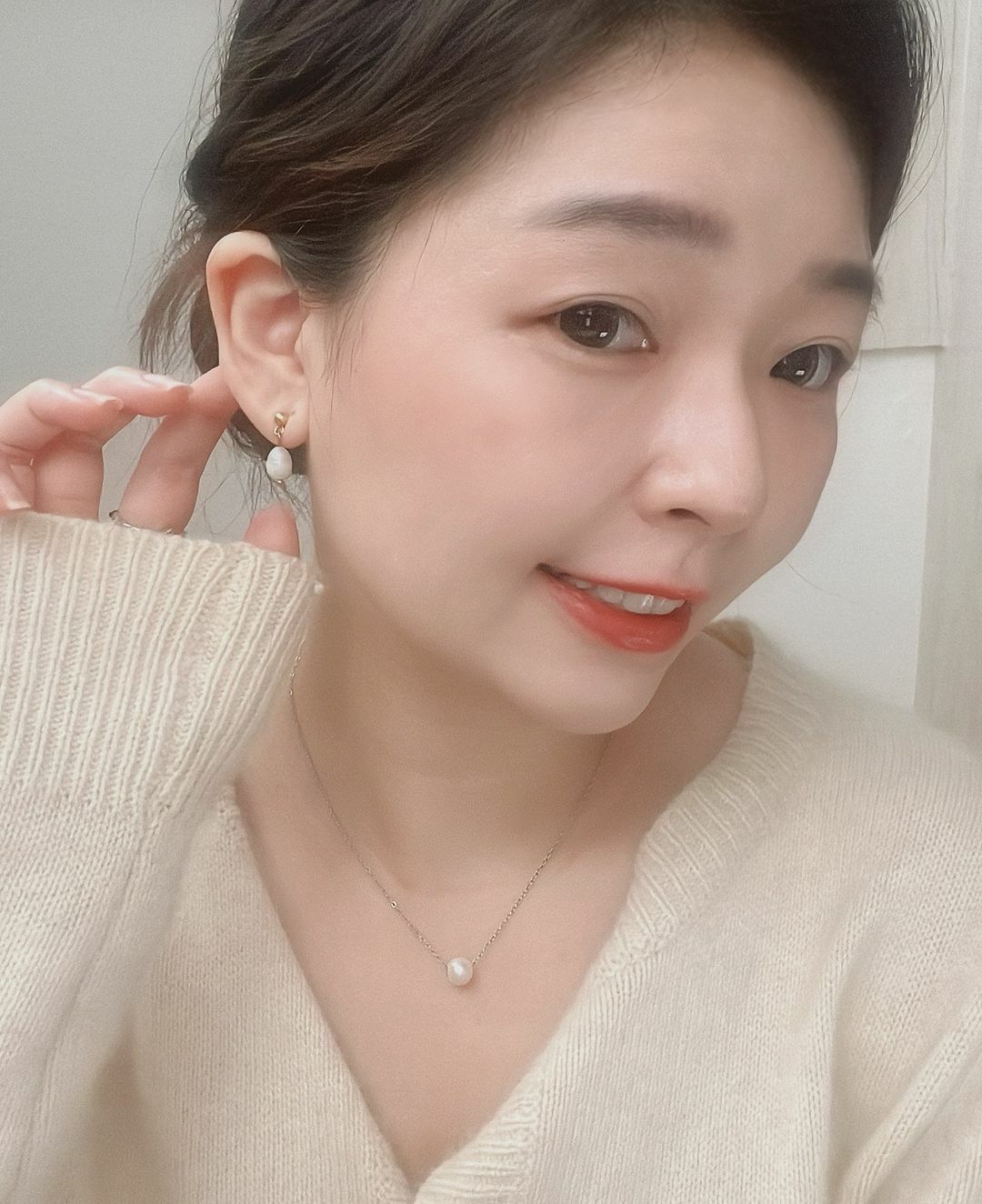 好喜歡每顆都不一樣線條的巴洛克珍珠🫧 我發現我這麼喜歡的原因 正是因為不特別打磨成完美的圓形 就是喜歡他原本不是”完美”的模樣 而這種不完美，我覺得才是一種”完美”💗  { 巴洛克時期的藝術風格 } 正是開始追求個人特色、戲劇化、開放式結局、不遵循古代規範等等的風格 很喜歡這樣的不把任何人事物限定於一個框架的感覺🙌🏻  有時候遇到許多生活過的壓力很大、不快樂的人向我傾訴 我發現，好多人沒辦法或不敢聽見自己內在聲音的人 也發現，許多人給自己的人生畫了太多框架 難道一定要左右對稱、方方正正的嗎？  一棵樹的每片葉子都不一樣🌿、天上的雲朵每一朵也不一樣☁️ 不要再因為要畫出很圓的圓形而糾結 你用心畫的圓形，就是最美的圓形🤍 𝑻𝒉𝒆 𝒎𝒐𝒔𝒕 𝒃𝒆𝒂𝒖𝒕𝒊𝒇𝒖𝒍 𝒕𝒉𝒊𝒏𝒈✨