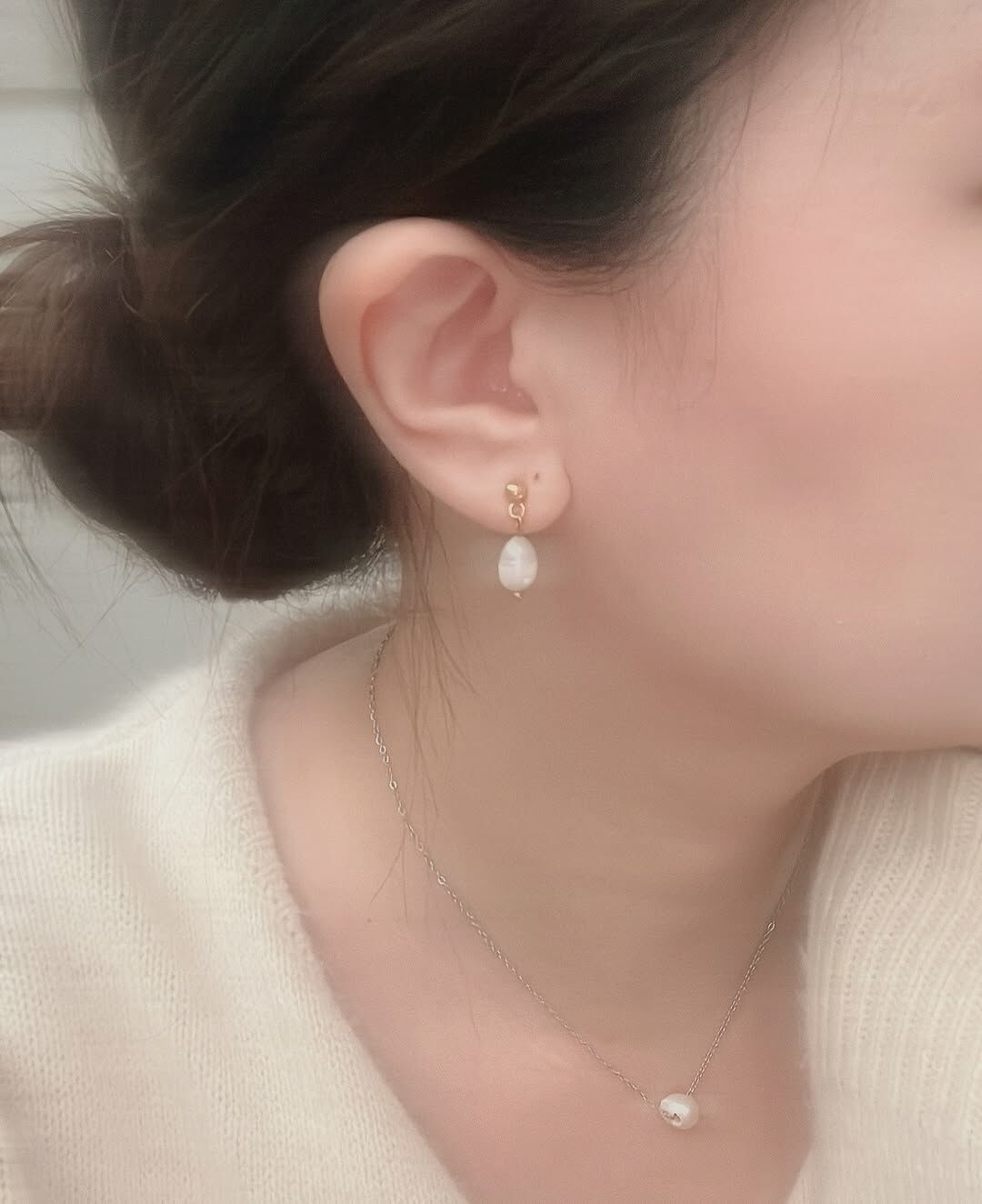 好喜歡每顆都不一樣線條的巴洛克珍珠🫧 我發現我這麼喜歡的原因 正是因為不特別打磨成完美的圓形 就是喜歡他原本不是”完美”的模樣 而這種不完美，我覺得才是一種”完美”💗  { 巴洛克時期的藝術風格 } 正是開始追求個人特色、戲劇化、開放式結局、不遵循古代規範等等的風格 很喜歡這樣的不把任何人事物限定於一個框架的感覺🙌🏻  有時候遇到許多生活過的壓力很大、不快樂的人向我傾訴 我發現，好多人沒辦法或不敢聽見自己內在聲音的人 也發現，許多人給自己的人生畫了太多框架 難道一定要左右對稱、方方正正的嗎？  一棵樹的每片葉子都不一樣🌿、天上的雲朵每一朵也不一樣☁️ 不要再因為要畫出很圓的圓形而糾結 你用心畫的圓形，就是最美的圓形🤍 𝑻𝒉𝒆 𝒎𝒐𝒔𝒕 𝒃𝒆𝒂𝒖𝒕𝒊𝒇𝒖𝒍 𝒕𝒉𝒊𝒏𝒈✨