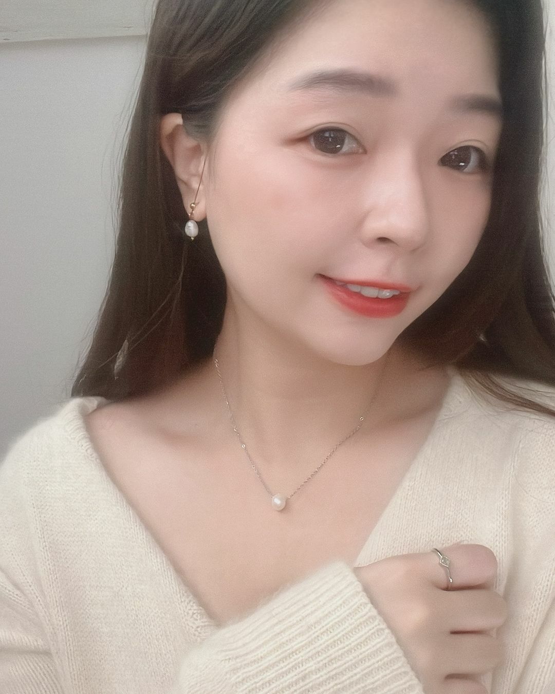 高雅溫柔的珍珠項鍊 成熟質感風格👠適合上班或參加婚禮配戴👗 也永遠不會退流行✨  不只是珍珠，是擁有藝術線條的巴洛克珍珠 單顆在胸前，就足以讓人眼睛為之一亮🌟  這款還特別找了玫瑰金的鍊子💗 有別於常見的金色 冬天就該擁有更浪漫的顏色(⁎⁍̴̛ᴗ⁍̴̛⁎)❤︎  𝘼𝙩𝙖𝙧𝙖𝙭𝙞𝙖源自於希臘字 指的是無論在什麼環境、遇到什麼事，內心依然穩定且豐盛，心神清朗🫧  我將此款項鍊取名為𝘼𝙩𝙖𝙧𝙖𝙭𝙞𝙖 期許戴上它，心靈能跟項鍊一樣優雅成熟，自信且安定快樂🪽