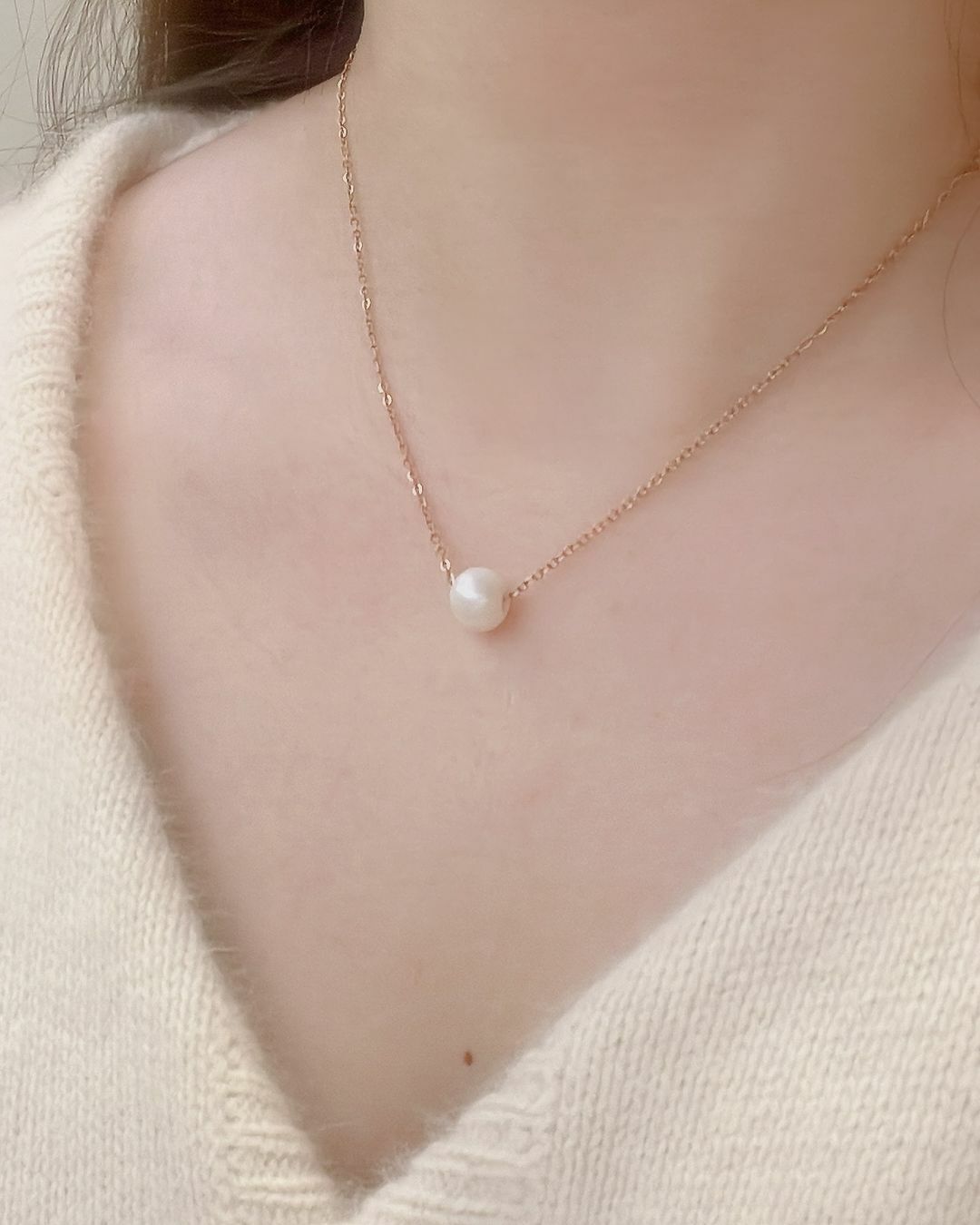 高雅溫柔的珍珠項鍊 成熟質感風格👠適合上班或參加婚禮配戴👗 也永遠不會退流行✨  不只是珍珠，是擁有藝術線條的巴洛克珍珠 單顆在胸前，就足以讓人眼睛為之一亮🌟  這款還特別找了玫瑰金的鍊子💗 有別於常見的金色 冬天就該擁有更浪漫的顏色(⁎⁍̴̛ᴗ⁍̴̛⁎)❤︎  𝘼𝙩𝙖𝙧𝙖𝙭𝙞𝙖源自於希臘字 指的是無論在什麼環境、遇到什麼事，內心依然穩定且豐盛，心神清朗🫧  我將此款項鍊取名為𝘼𝙩𝙖𝙧𝙖𝙭𝙞𝙖 期許戴上它，心靈能跟項鍊一樣優雅成熟，自信且安定快樂🪽