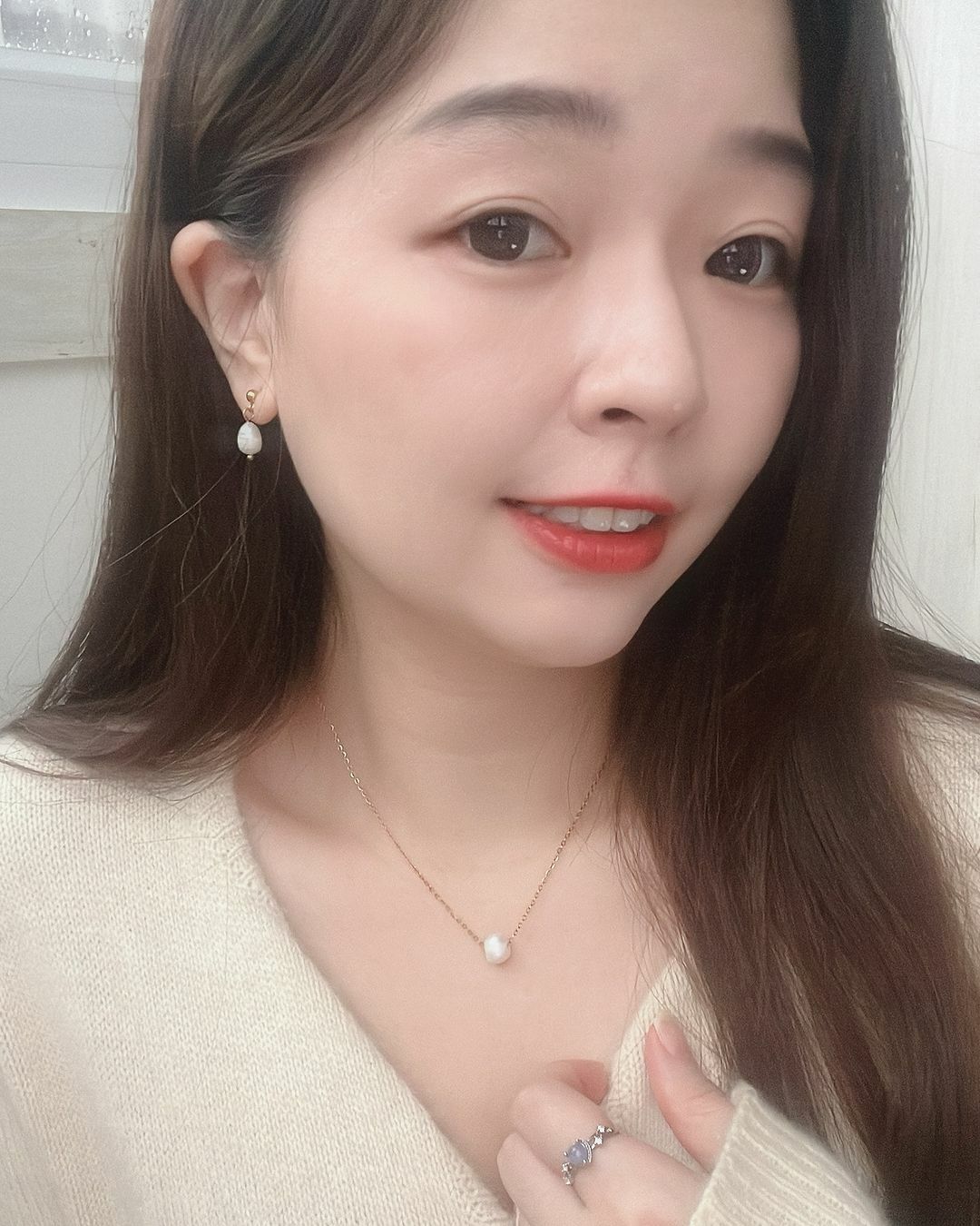 高雅溫柔的珍珠項鍊 成熟質感風格👠適合上班或參加婚禮配戴👗 也永遠不會退流行✨  不只是珍珠，是擁有藝術線條的巴洛克珍珠 單顆在胸前，就足以讓人眼睛為之一亮🌟  這款還特別找了玫瑰金的鍊子💗 有別於常見的金色 冬天就該擁有更浪漫的顏色(⁎⁍̴̛ᴗ⁍̴̛⁎)❤︎  𝘼𝙩𝙖𝙧𝙖𝙭𝙞𝙖源自於希臘字 指的是無論在什麼環境、遇到什麼事，內心依然穩定且豐盛，心神清朗🫧  我將此款項鍊取名為𝘼𝙩𝙖𝙧𝙖𝙭𝙞𝙖 期許戴上它，心靈能跟項鍊一樣優雅成熟，自信且安定快樂🪽