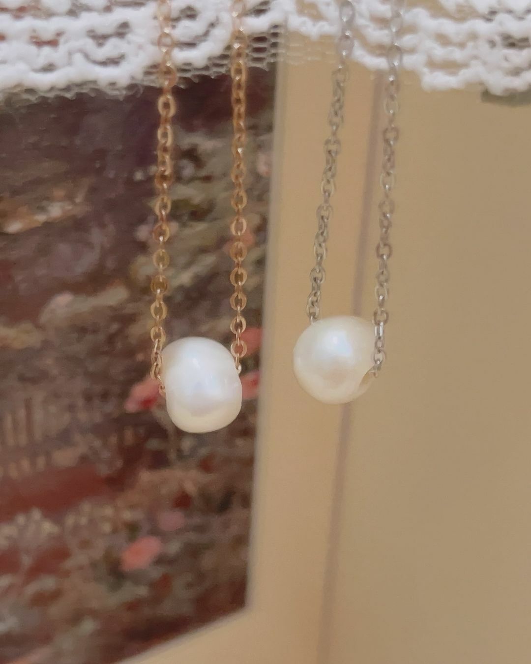高雅溫柔的珍珠項鍊 成熟質感風格👠適合上班或參加婚禮配戴👗 也永遠不會退流行✨  不只是珍珠，是擁有藝術線條的巴洛克珍珠 單顆在胸前，就足以讓人眼睛為之一亮🌟  這款還特別找了玫瑰金的鍊子💗 有別於常見的金色 冬天就該擁有更浪漫的顏色(⁎⁍̴̛ᴗ⁍̴̛⁎)❤︎  𝘼𝙩𝙖𝙧𝙖𝙭𝙞𝙖源自於希臘字 指的是無論在什麼環境、遇到什麼事，內心依然穩定且豐盛，心神清朗🫧  我將此款項鍊取名為𝘼𝙩𝙖𝙧𝙖𝙭𝙞𝙖 期許戴上它，心靈能跟項鍊一樣優雅成熟，自信且安定快樂🪽