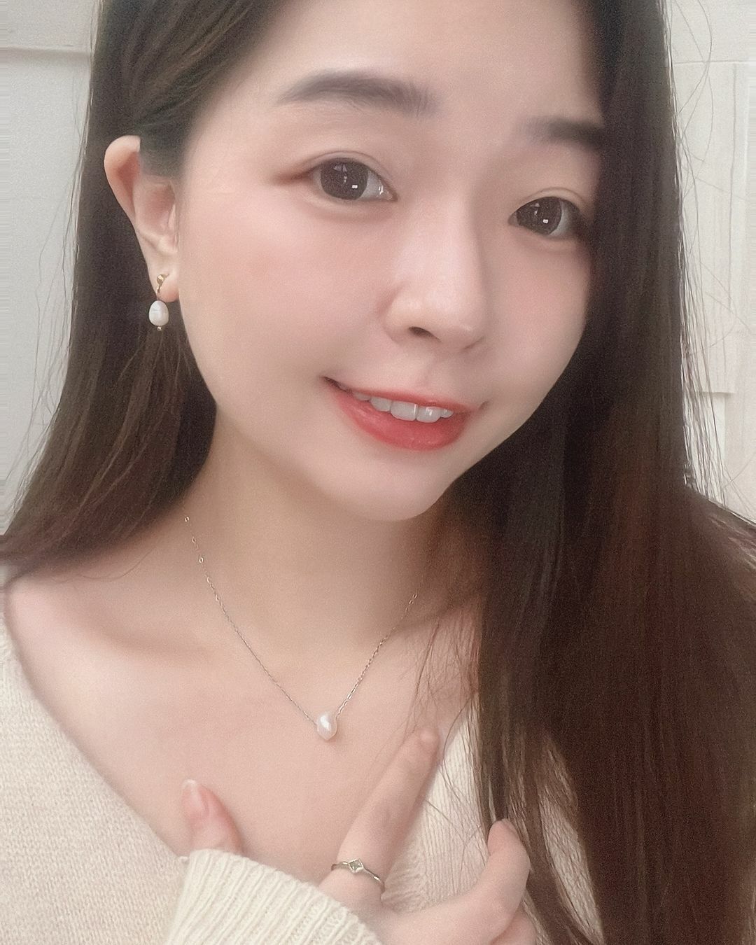 高雅溫柔的珍珠項鍊 成熟質感風格👠適合上班或參加婚禮配戴👗 也永遠不會退流行✨  不只是珍珠，是擁有藝術線條的巴洛克珍珠 單顆在胸前，就足以讓人眼睛為之一亮🌟  這款還特別找了玫瑰金的鍊子💗 有別於常見的金色 冬天就該擁有更浪漫的顏色(⁎⁍̴̛ᴗ⁍̴̛⁎)❤︎  𝘼𝙩𝙖𝙧𝙖𝙭𝙞𝙖源自於希臘字 指的是無論在什麼環境、遇到什麼事，內心依然穩定且豐盛，心神清朗🫧  我將此款項鍊取名為𝘼𝙩𝙖𝙧𝙖𝙭𝙞𝙖 期許戴上它，心靈能跟項鍊一樣優雅成熟，自信且安定快樂🪽