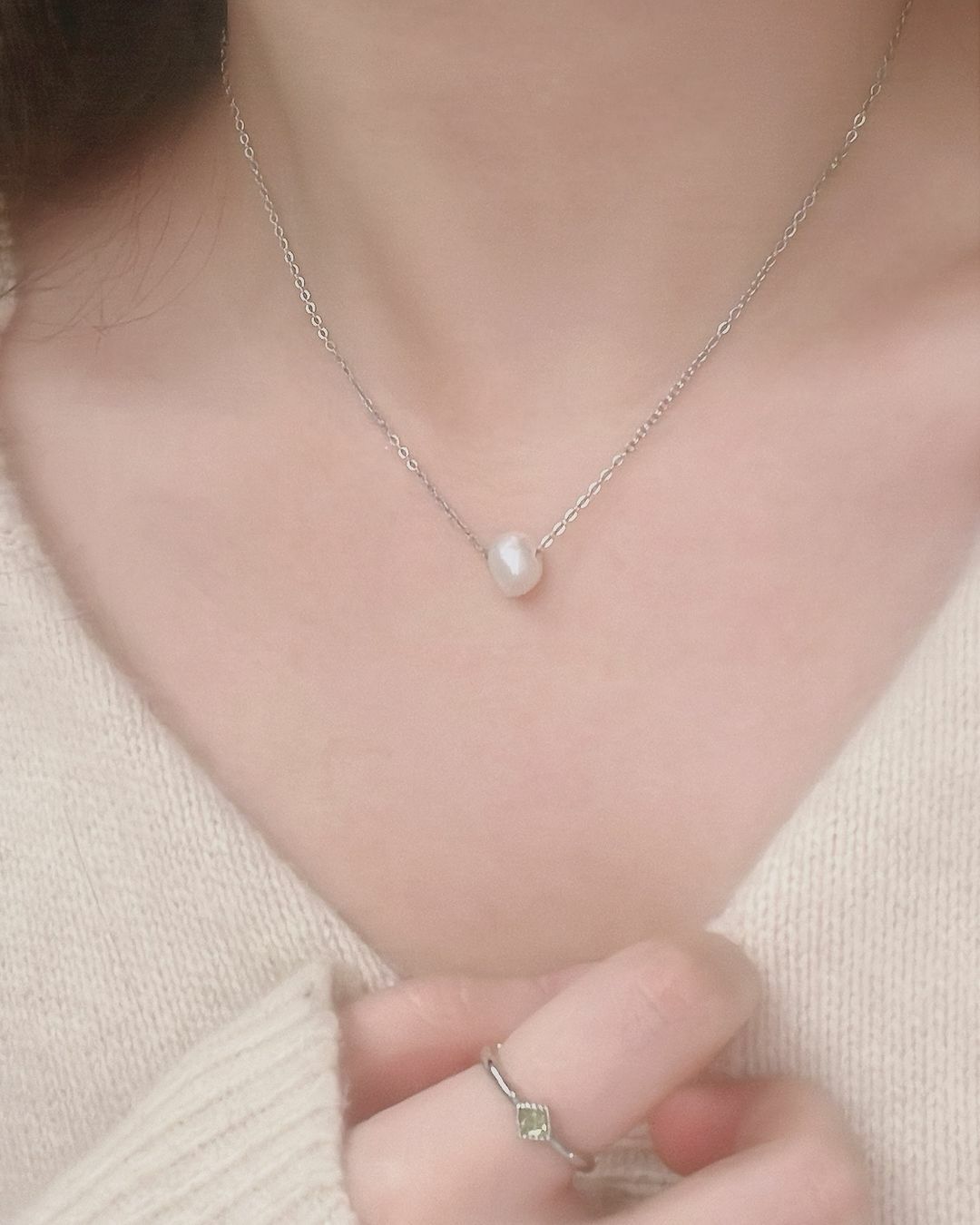 高雅溫柔的珍珠項鍊 成熟質感風格👠適合上班或參加婚禮配戴👗 也永遠不會退流行✨  不只是珍珠，是擁有藝術線條的巴洛克珍珠 單顆在胸前，就足以讓人眼睛為之一亮🌟  這款還特別找了玫瑰金的鍊子💗 有別於常見的金色 冬天就該擁有更浪漫的顏色(⁎⁍̴̛ᴗ⁍̴̛⁎)❤︎  𝘼𝙩𝙖𝙧𝙖𝙭𝙞𝙖源自於希臘字 指的是無論在什麼環境、遇到什麼事，內心依然穩定且豐盛，心神清朗🫧  我將此款項鍊取名為𝘼𝙩𝙖𝙧𝙖𝙭𝙞𝙖 期許戴上它，心靈能跟項鍊一樣優雅成熟，自信且安定快樂🪽