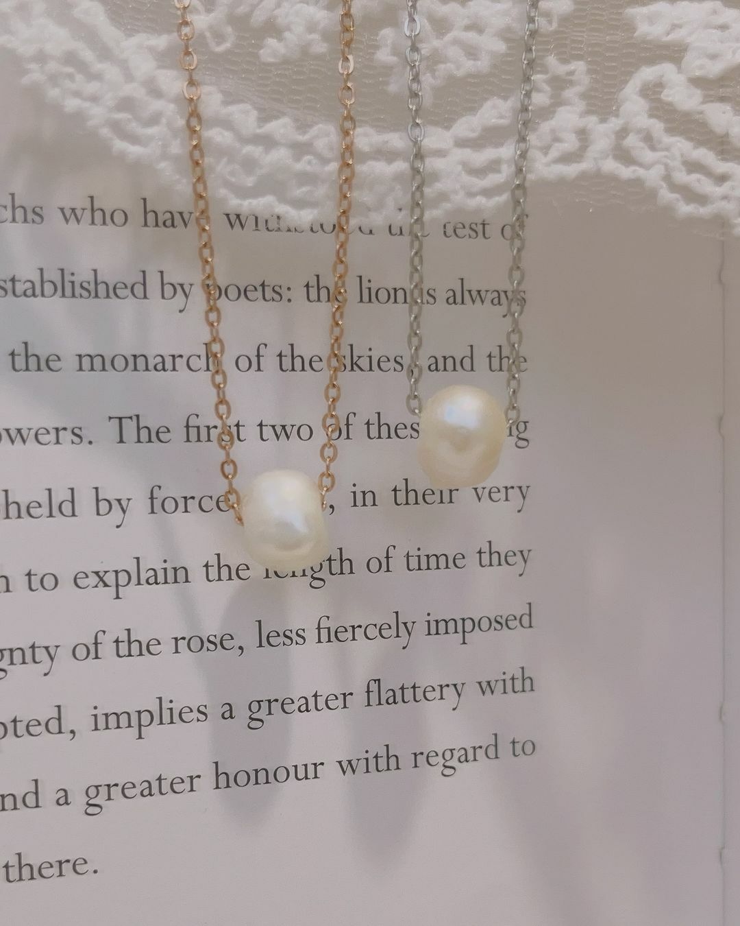 高雅溫柔的珍珠項鍊 成熟質感風格👠適合上班或參加婚禮配戴👗 也永遠不會退流行✨  不只是珍珠，是擁有藝術線條的巴洛克珍珠 單顆在胸前，就足以讓人眼睛為之一亮🌟  這款還特別找了玫瑰金的鍊子💗 有別於常見的金色 冬天就該擁有更浪漫的顏色(⁎⁍̴̛ᴗ⁍̴̛⁎)❤︎  𝘼𝙩𝙖𝙧𝙖𝙭𝙞𝙖源自於希臘字 指的是無論在什麼環境、遇到什麼事，內心依然穩定且豐盛，心神清朗🫧  我將此款項鍊取名為𝘼𝙩𝙖𝙧𝙖𝙭𝙞𝙖 期許戴上它，心靈能跟項鍊一樣優雅成熟，自信且安定快樂🪽