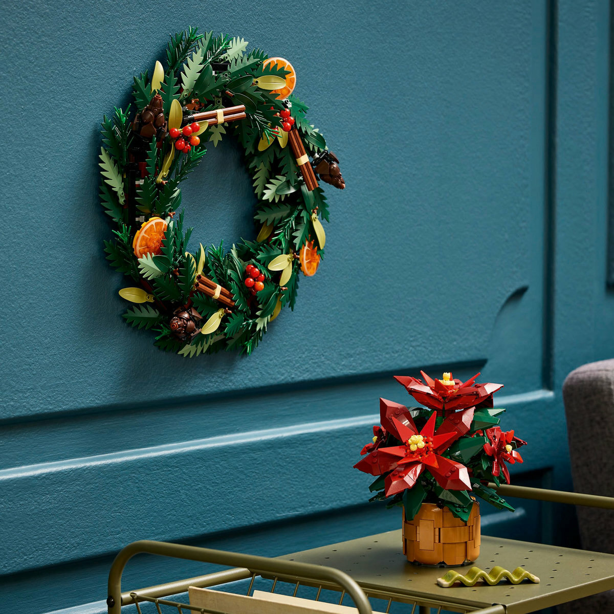 用給大人的樂高 LEGO® Icons 聖誕紅居家飾品拼砌盒組製作優雅的花卉擺飾－這是出自樂高花藝系列的送禮點子。