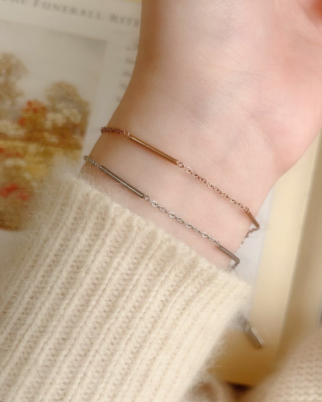 擁有氣質，是最吸引人的特質💓 很有氣質的人，總能在群體之中顯得特別亮眼脫俗✨ 讓人情不自禁的想看著他 甚至跟他說話的時候，也不自覺調整自己的言行也要有氣質 可能是有氣質的人，讓人覺得她特別不一樣 特別讓人喜愛、尊重、不可被隨意對待 氣質為美麗加的分，是最堅不可摧的💎  細鏈是氣質飾品的天花板🙌🏻 戴上這條手鍊，在冬衣的袖口露出 舉手投足顯得很高雅🪿  不管是通勤上班、上課 還是出遊約會、跑咖 都是把氣質分數點滿的一款漂亮單品🫧