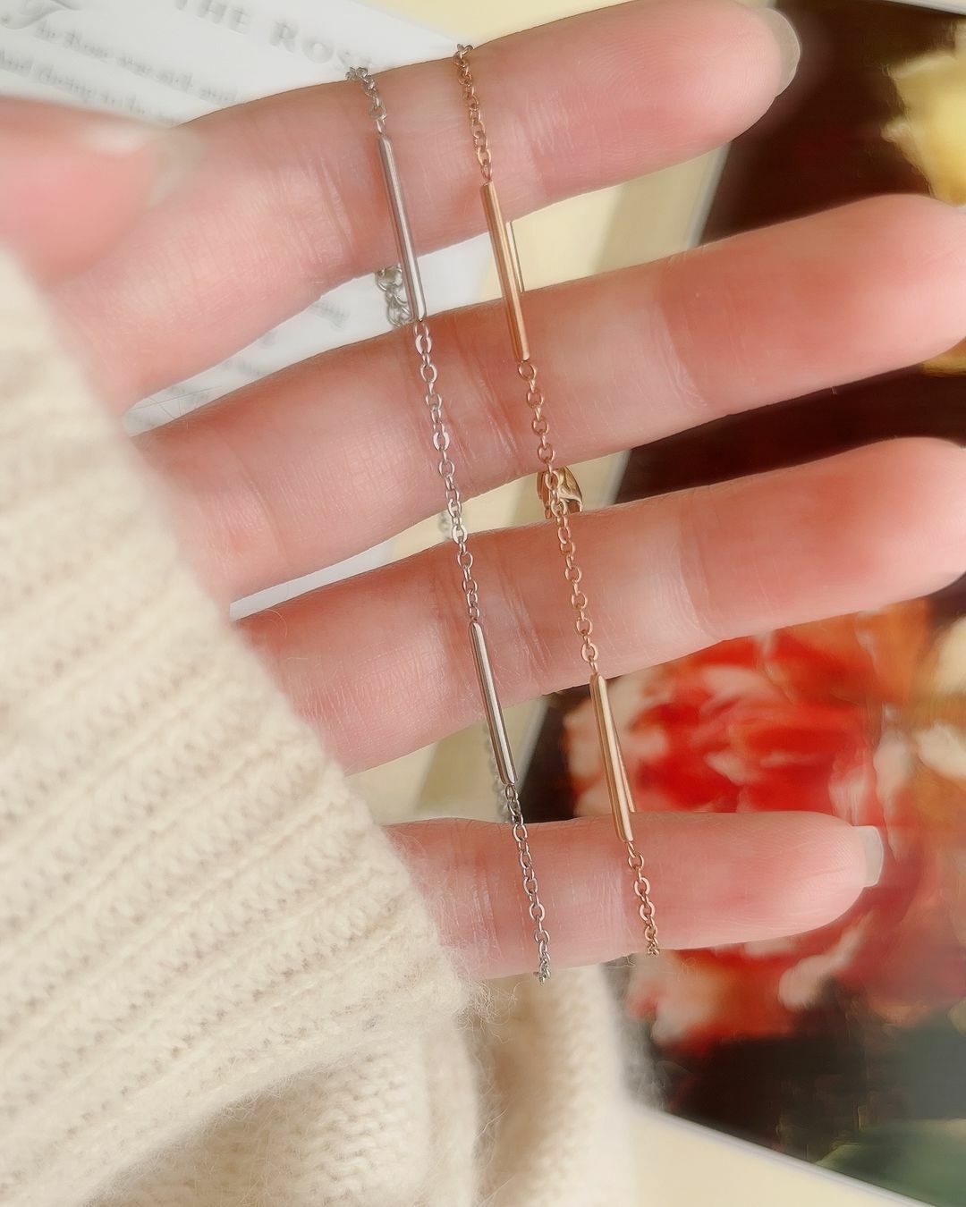 擁有氣質，是最吸引人的特質💓 很有氣質的人，總能在群體之中顯得特別亮眼脫俗✨ 讓人情不自禁的想看著他 甚至跟他說話的時候，也不自覺調整自己的言行也要有氣質 可能是有氣質的人，讓人覺得她特別不一樣 特別讓人喜愛、尊重、不可被隨意對待 氣質為美麗加的分，是最堅不可摧的💎  細鏈是氣質飾品的天花板🙌🏻 戴上這條手鍊，在冬衣的袖口露出 舉手投足顯得很高雅🪿  不管是通勤上班、上課 還是出遊約會、跑咖 都是把氣質分數點滿的一款漂亮單品🫧