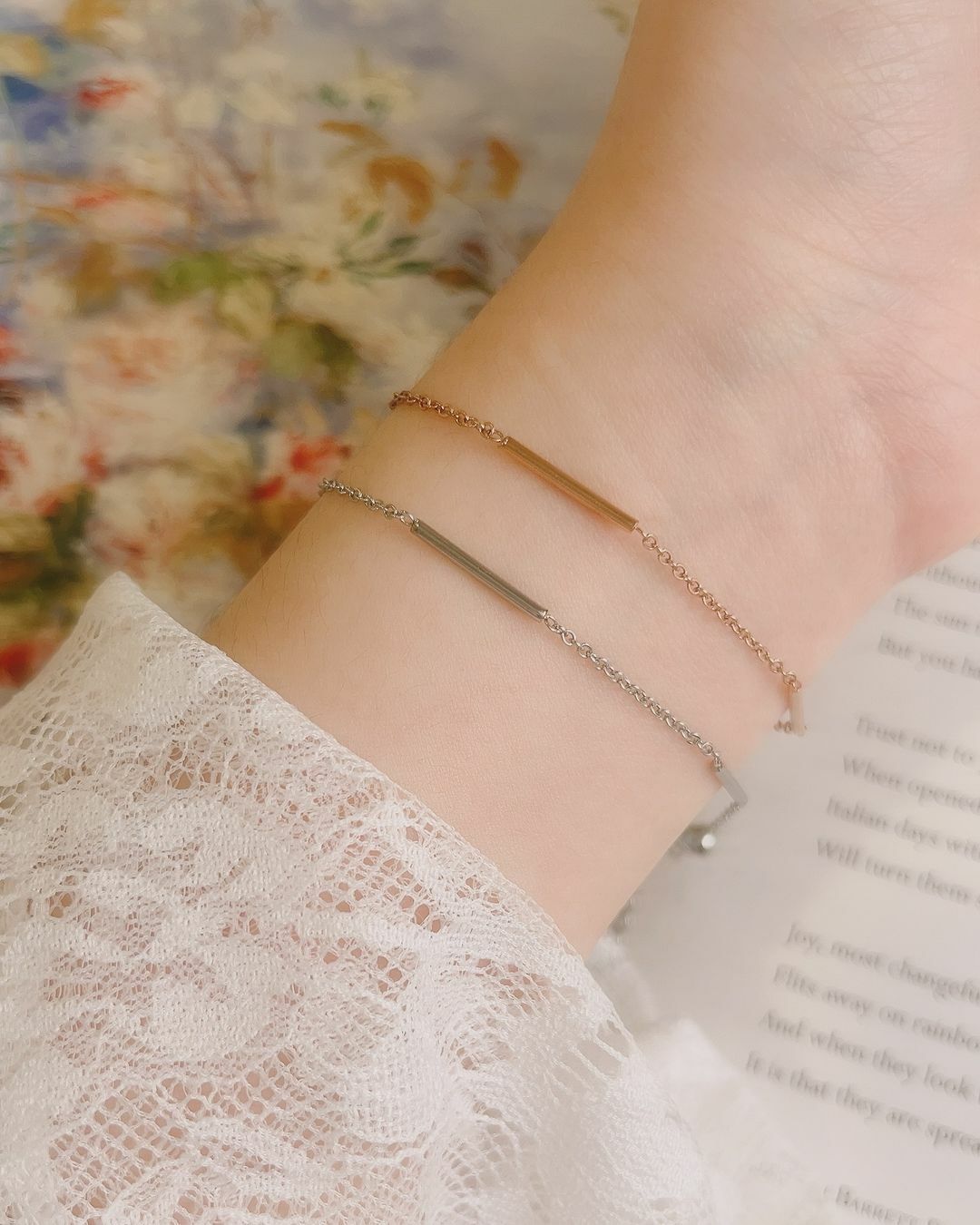 擁有氣質，是最吸引人的特質💓 很有氣質的人，總能在群體之中顯得特別亮眼脫俗✨ 讓人情不自禁的想看著他 甚至跟他說話的時候，也不自覺調整自己的言行也要有氣質 可能是有氣質的人，讓人覺得她特別不一樣 特別讓人喜愛、尊重、不可被隨意對待 氣質為美麗加的分，是最堅不可摧的💎  細鏈是氣質飾品的天花板🙌🏻 戴上這條手鍊，在冬衣的袖口露出 舉手投足顯得很高雅🪿  不管是通勤上班、上課 還是出遊約會、跑咖 都是把氣質分數點滿的一款漂亮單品🫧