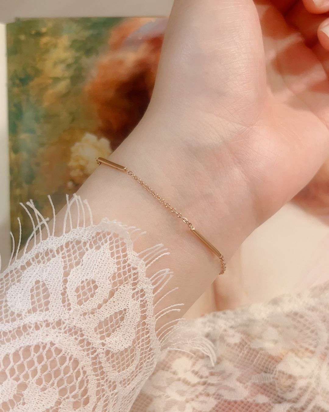 擁有氣質，是最吸引人的特質💓 很有氣質的人，總能在群體之中顯得特別亮眼脫俗✨ 讓人情不自禁的想看著他 甚至跟他說話的時候，也不自覺調整自己的言行也要有氣質 可能是有氣質的人，讓人覺得她特別不一樣 特別讓人喜愛、尊重、不可被隨意對待 氣質為美麗加的分，是最堅不可摧的💎  細鏈是氣質飾品的天花板🙌🏻 戴上這條手鍊，在冬衣的袖口露出 舉手投足顯得很高雅🪿  不管是通勤上班、上課 還是出遊約會、跑咖 都是把氣質分數點滿的一款漂亮單品🫧